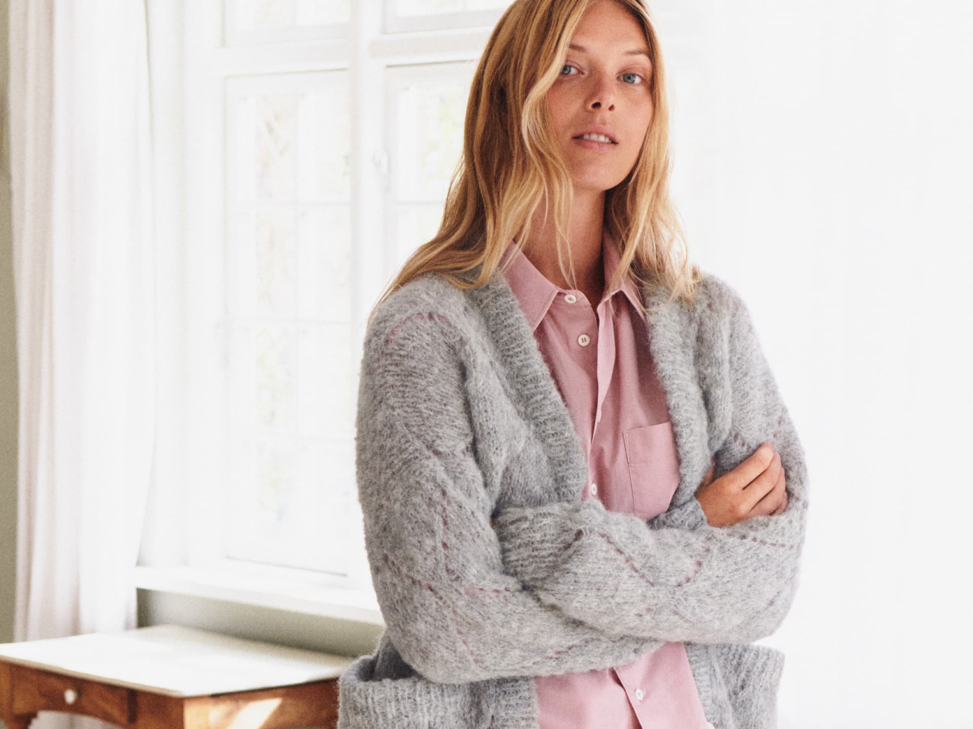 Model in Kuschelstrickjacke von Lana Grossa