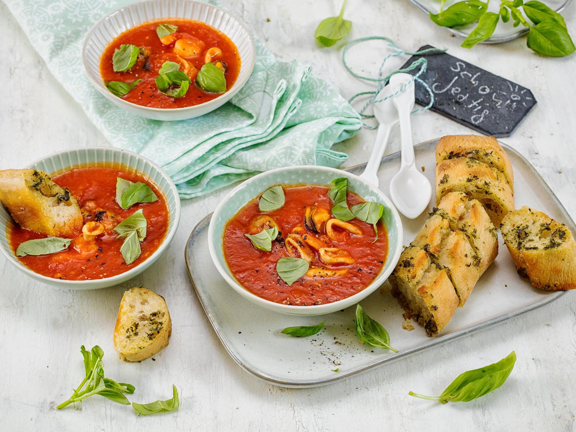 Tomatensuppe mit Meeresfrüchten 