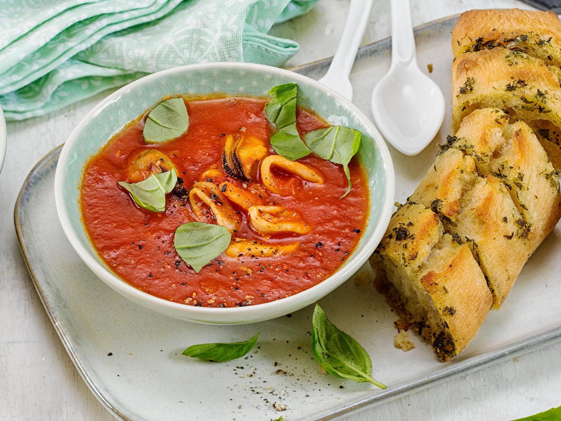 Tomatensuppe mit Meeresfrüchten und Knoblauchbrot 