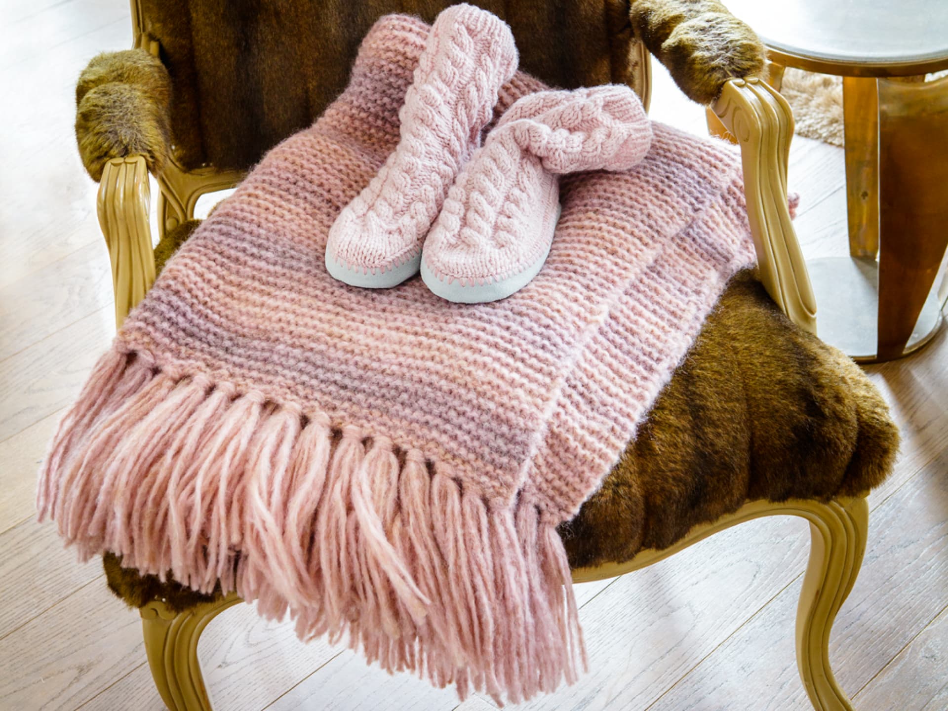 Weihnachtsgeschenke stricken - Decke mit Fransen
