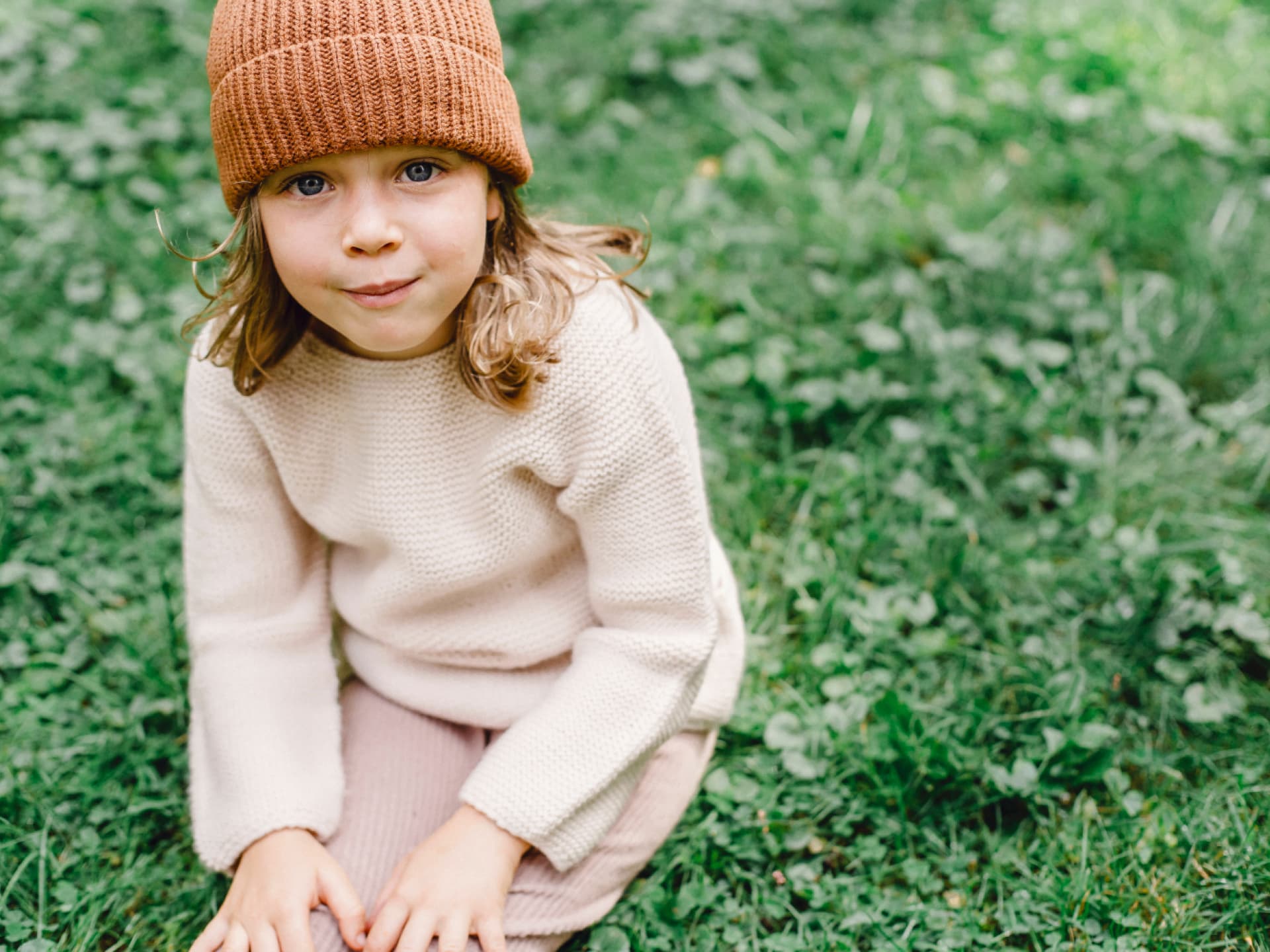 Kind in gestricktem Pullover