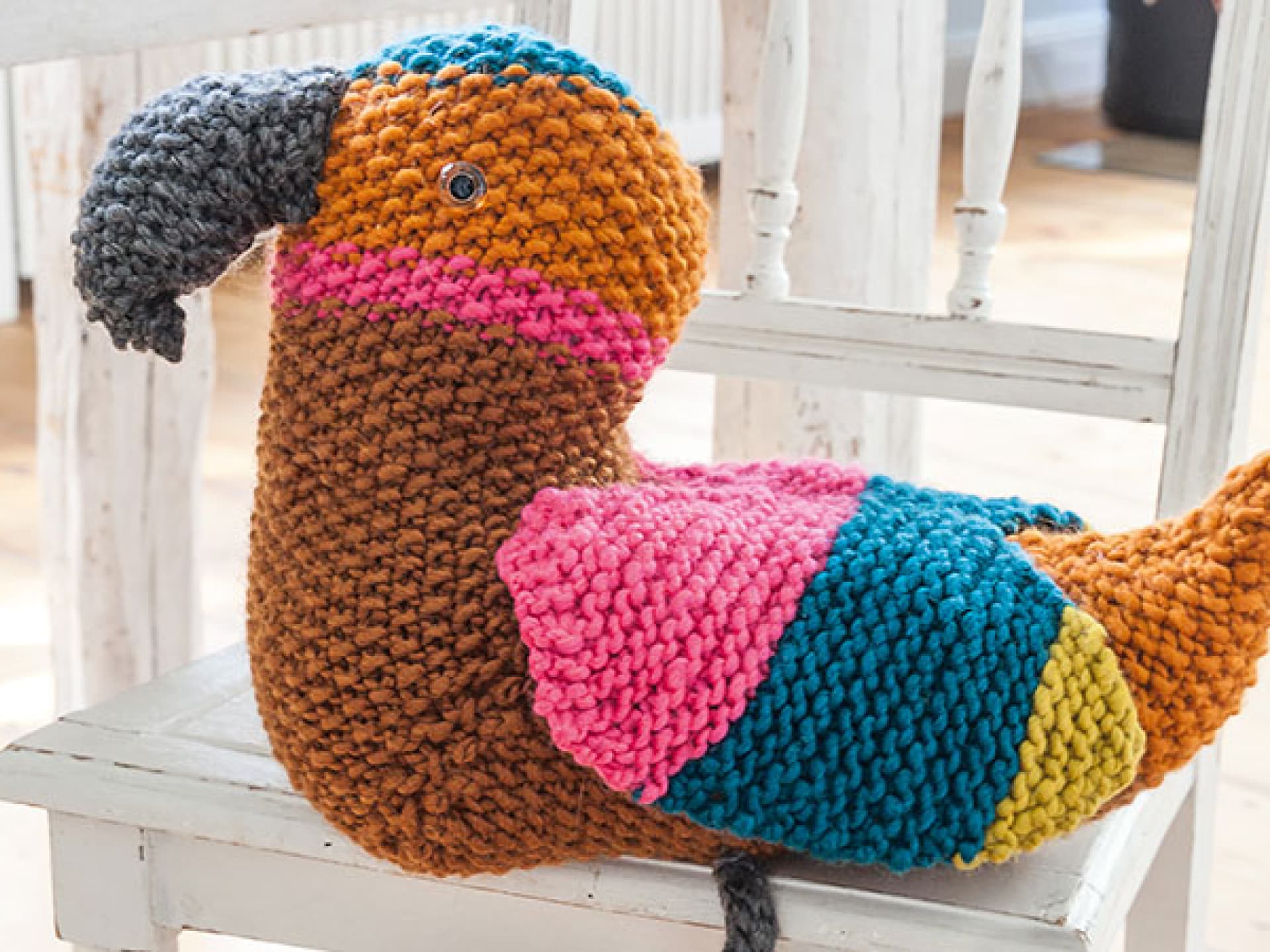 Weihnachtsgeschenke stricken - bunter Vogel