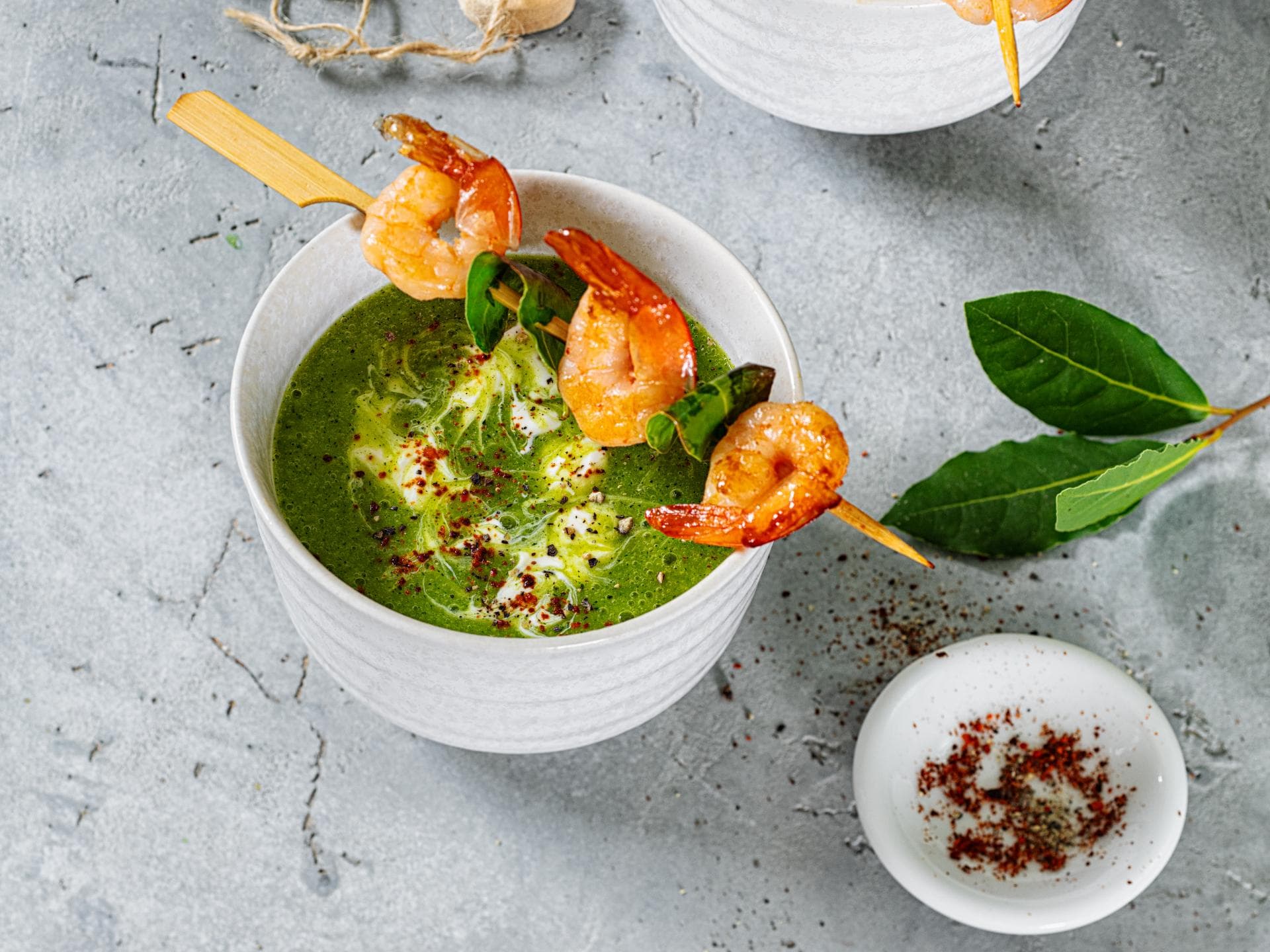 Zucchini-Chili-Süppchen mit Garnelen 