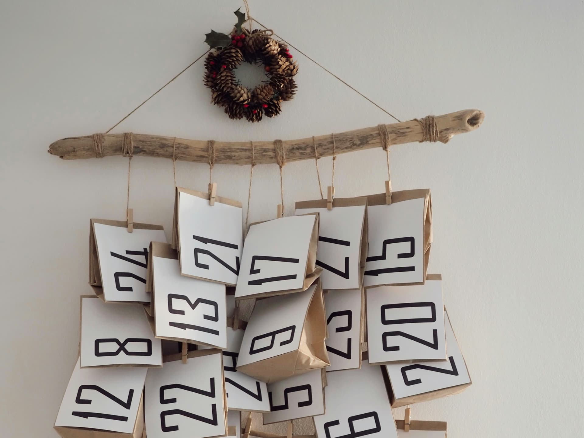Selbst gemachter Adventskalender aus Ästen Adventskalender selber machen Idee aus Ästen
