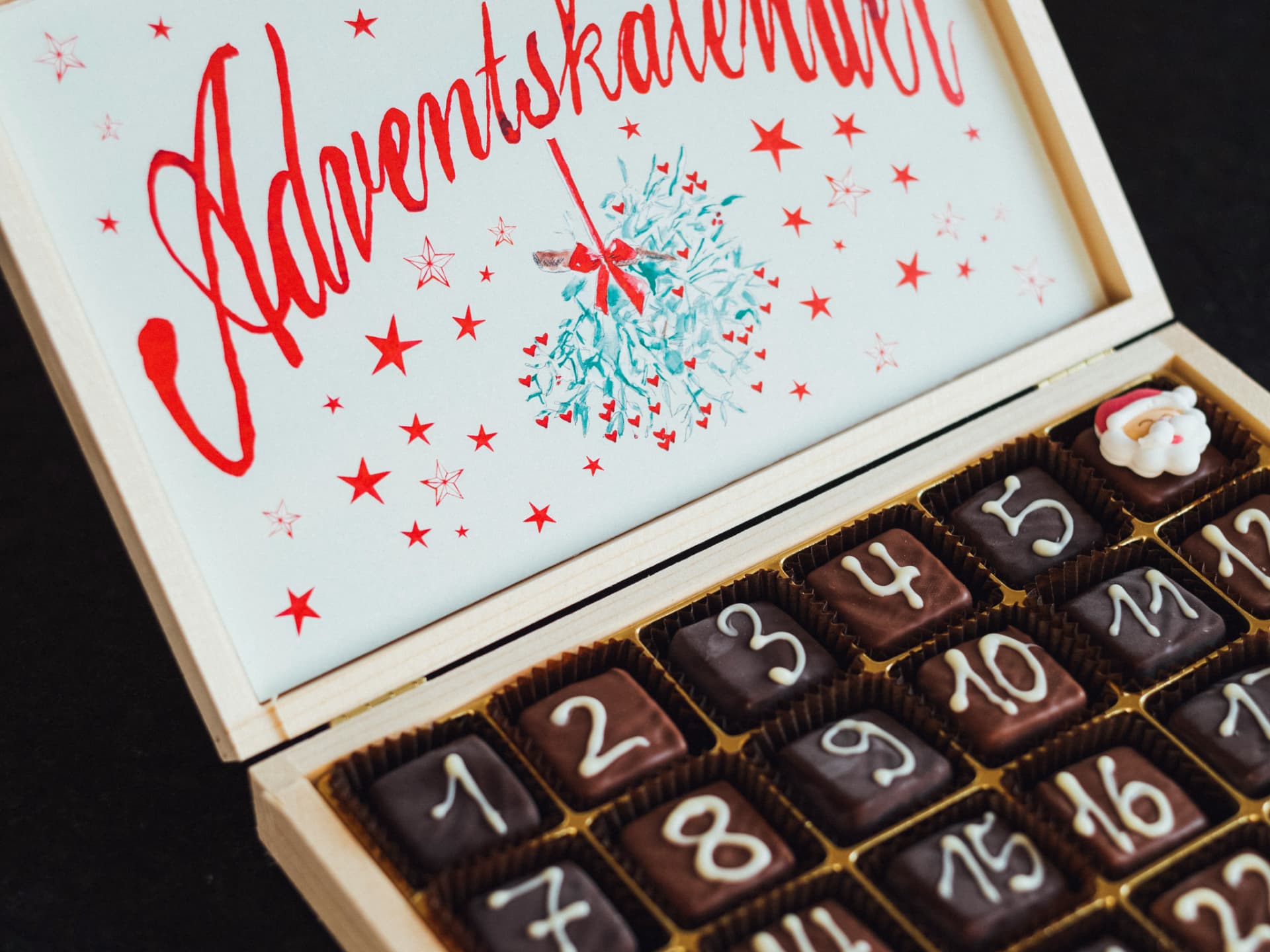 Selbst gemachter Pralinen-Adventskalender Adventskalender selber machen Idee mit Pralinen