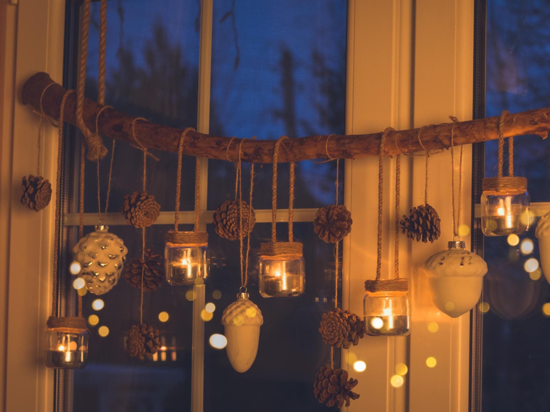 Weihnachtsdeko mit einem Ast 
