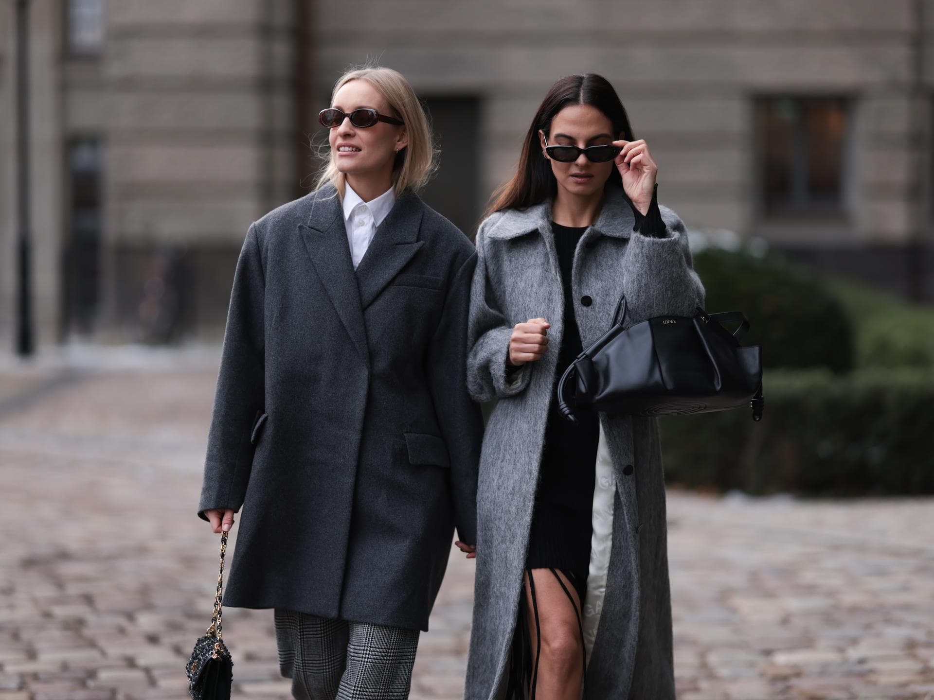 Zwei Frauen tragen Business-Looks im Streetstyle