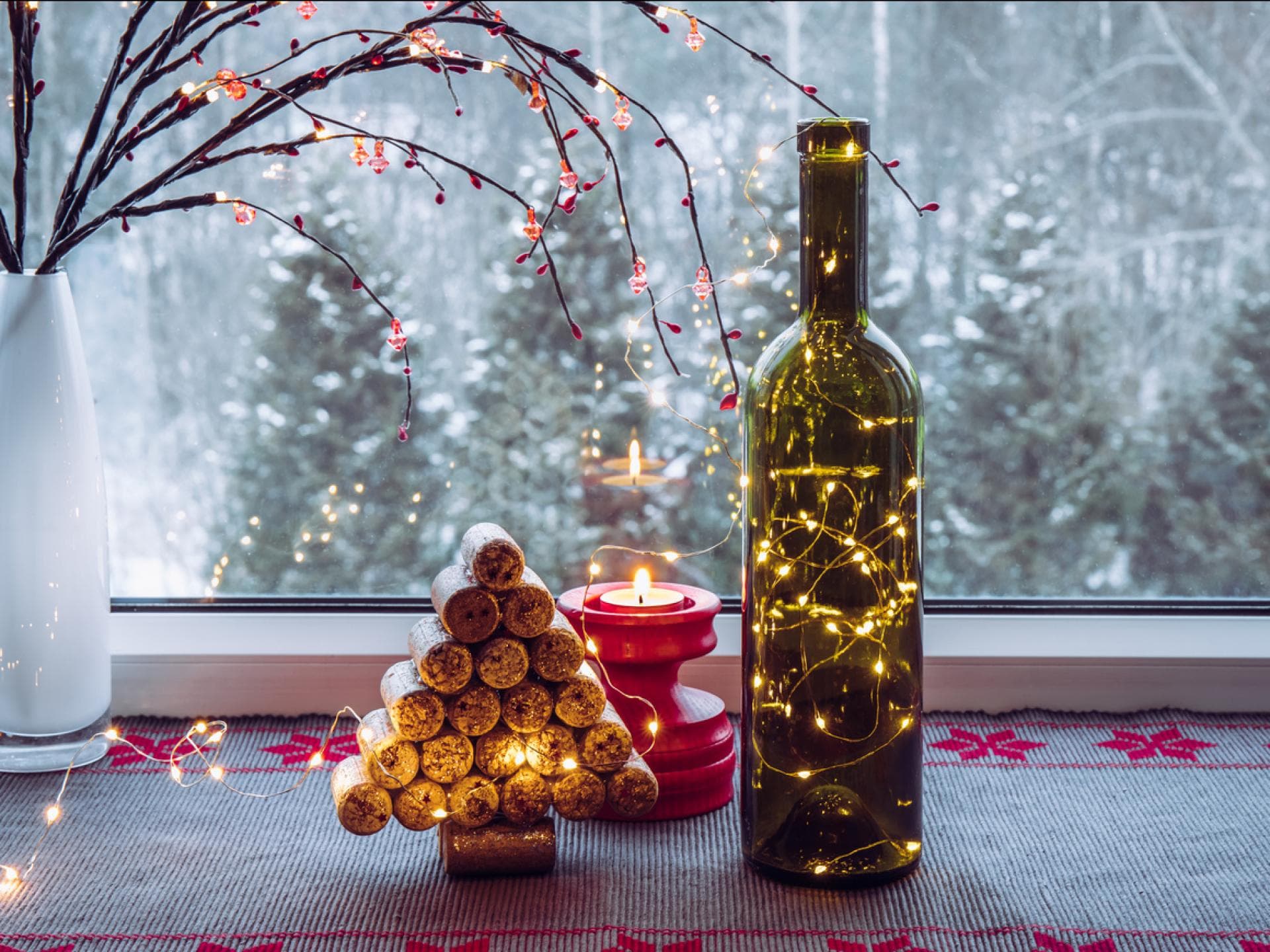 Weihnachtliche Deko auf der Fensterbank 