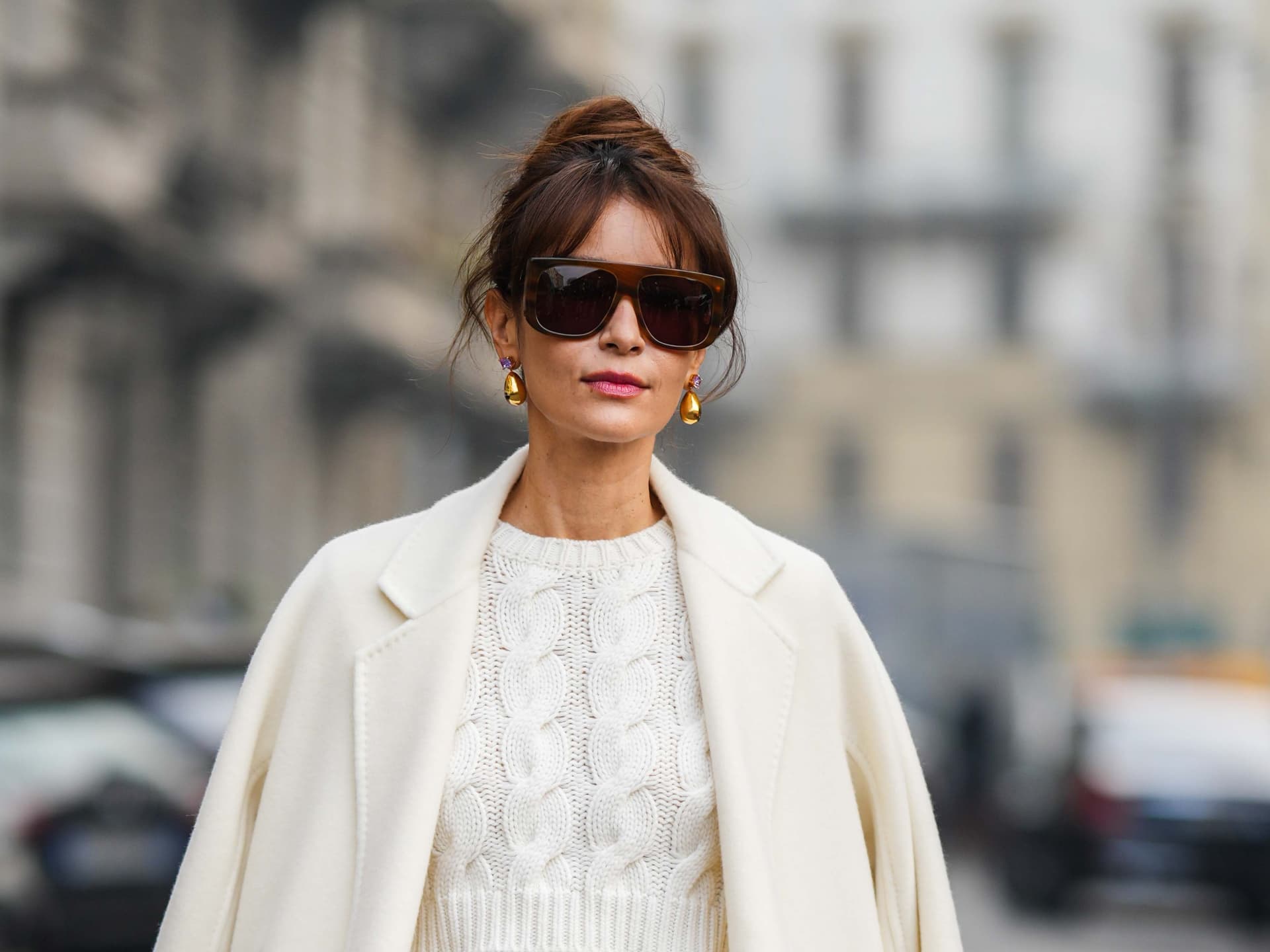 Besucherin der Milan Fashion Week mit einer französischen Haarnadel im Haar