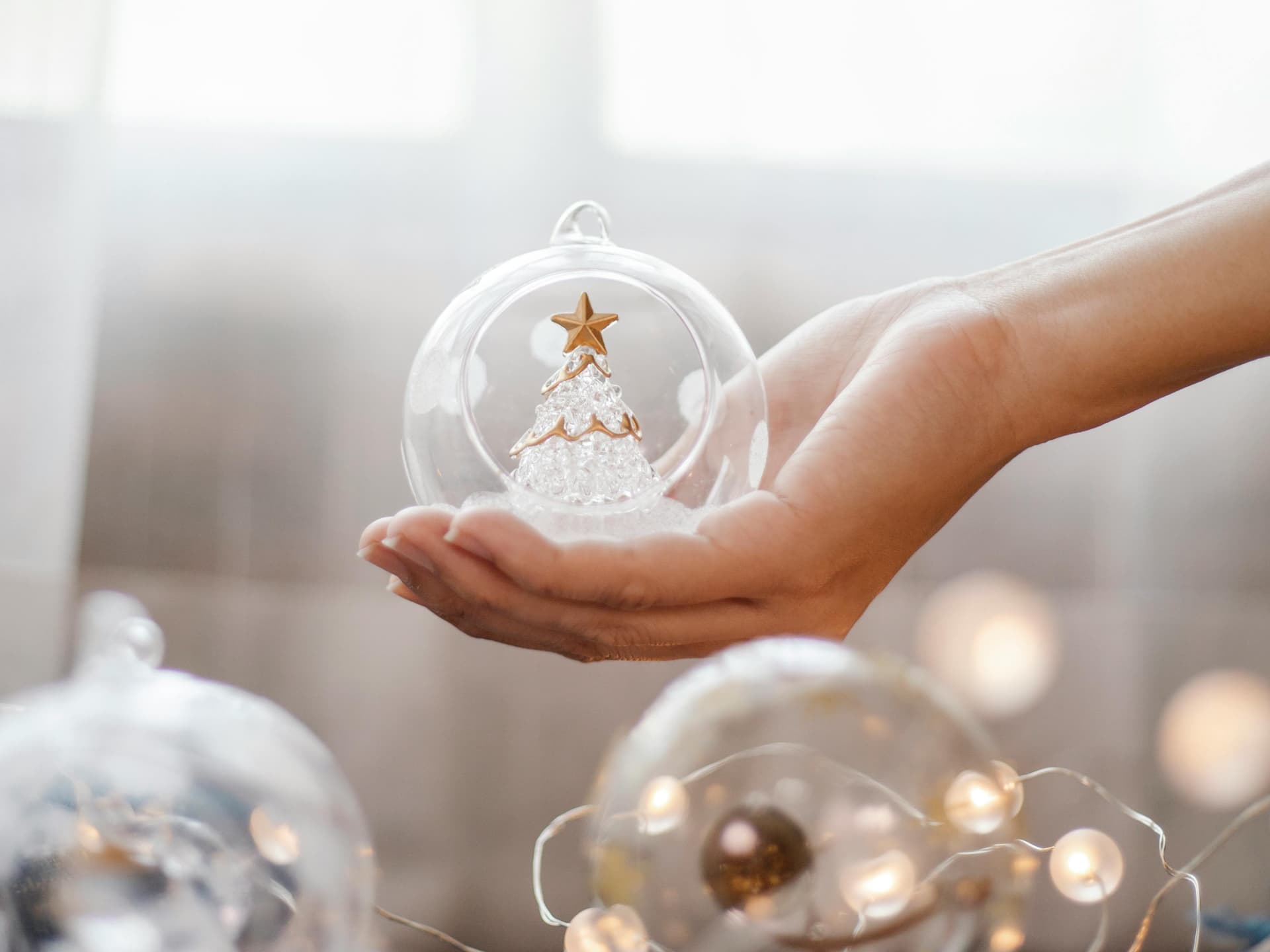 Geldgeschenke weihnachtlich verpacken in einer Christbaumkugel