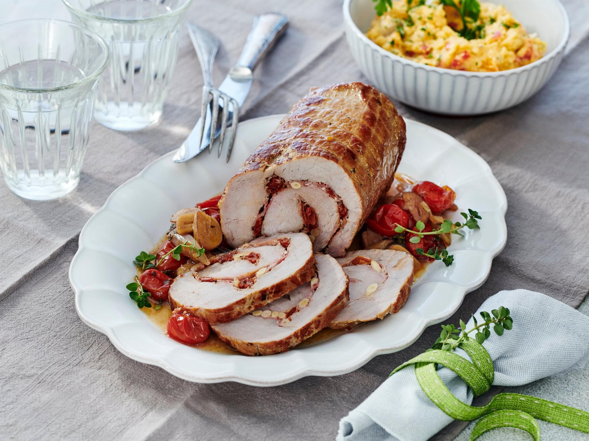 Kalbsrollbraten mit Schinken-Tomaten-Füllung