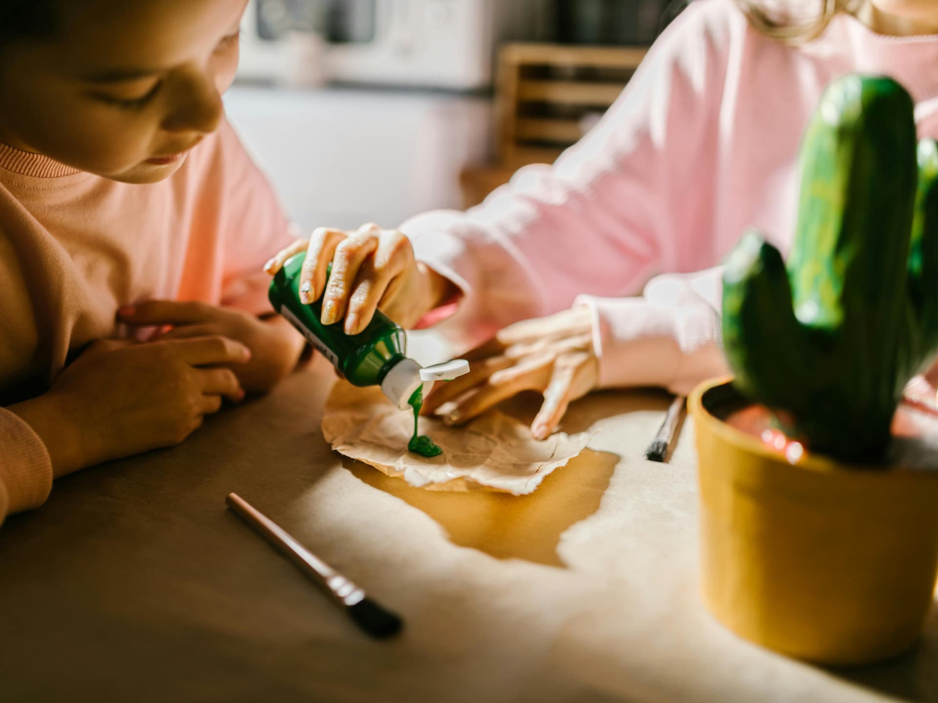 Kinder beim Basteln