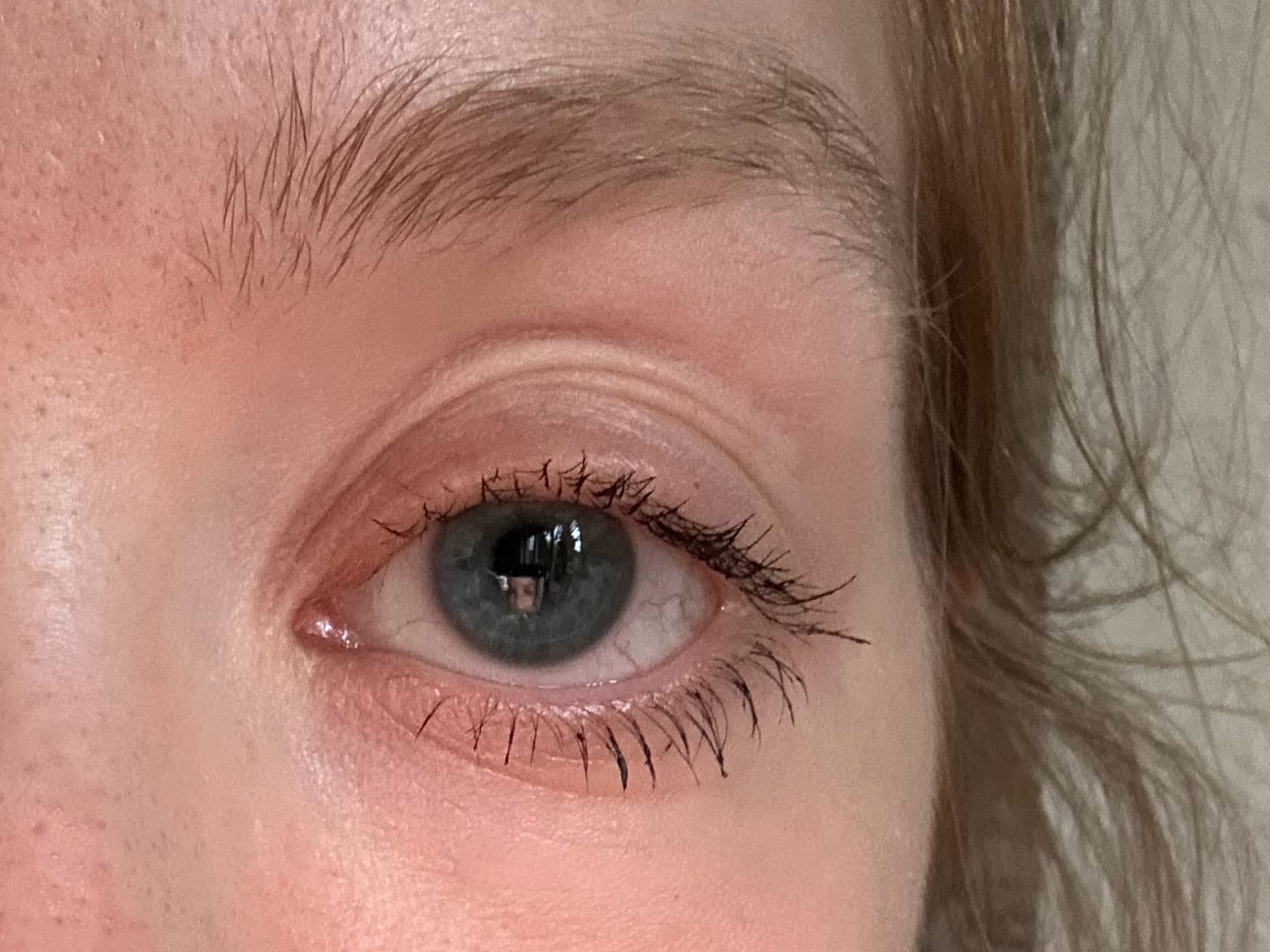Mascara-Test - Meine Wimpern nach zweimaligem Tuschen mit der 5in1 Magic Finish Hybrid Mascara von M. Asam.