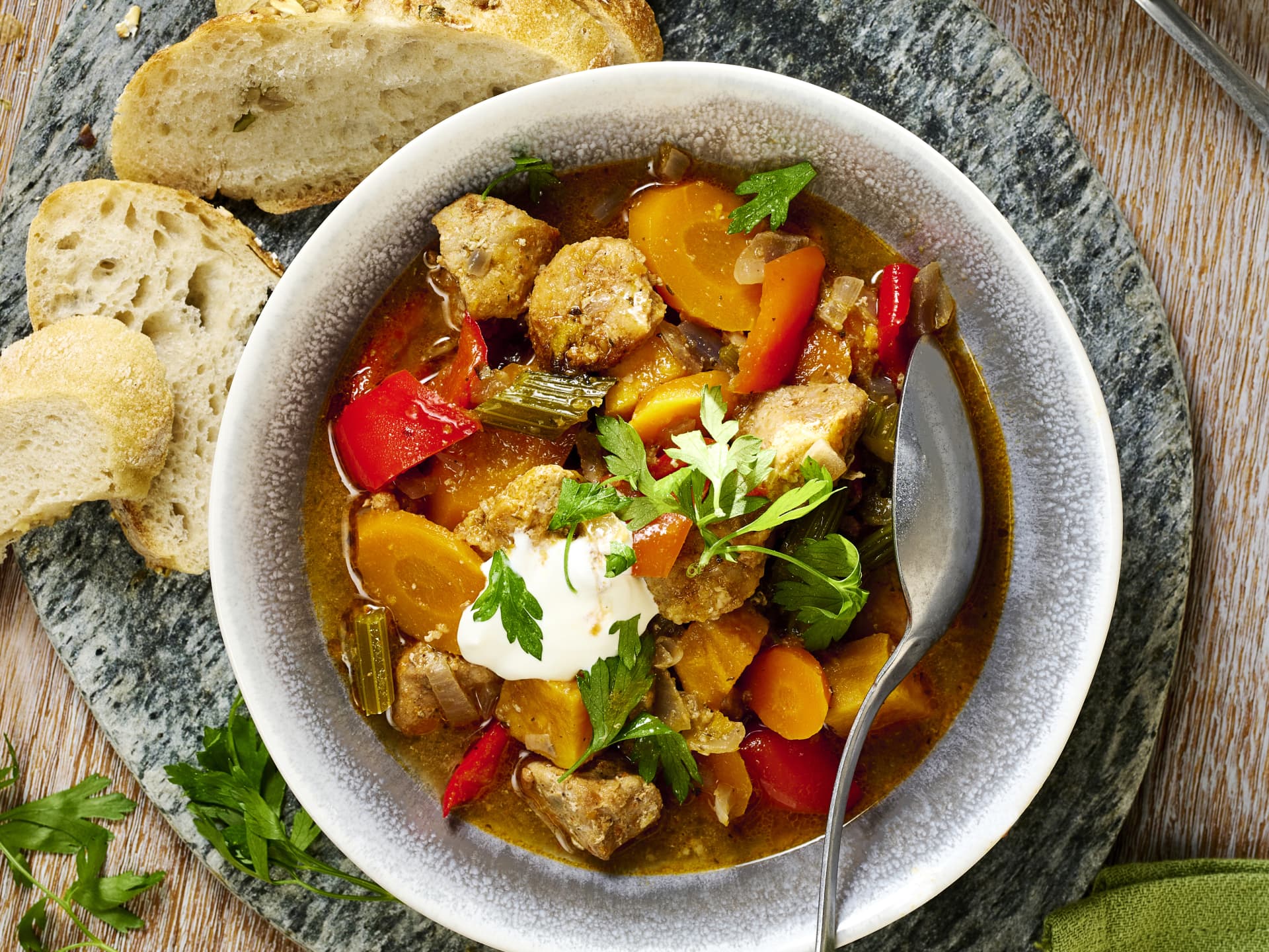 Ofengulasch mit Paprika in einer Schüssel angerichtet.