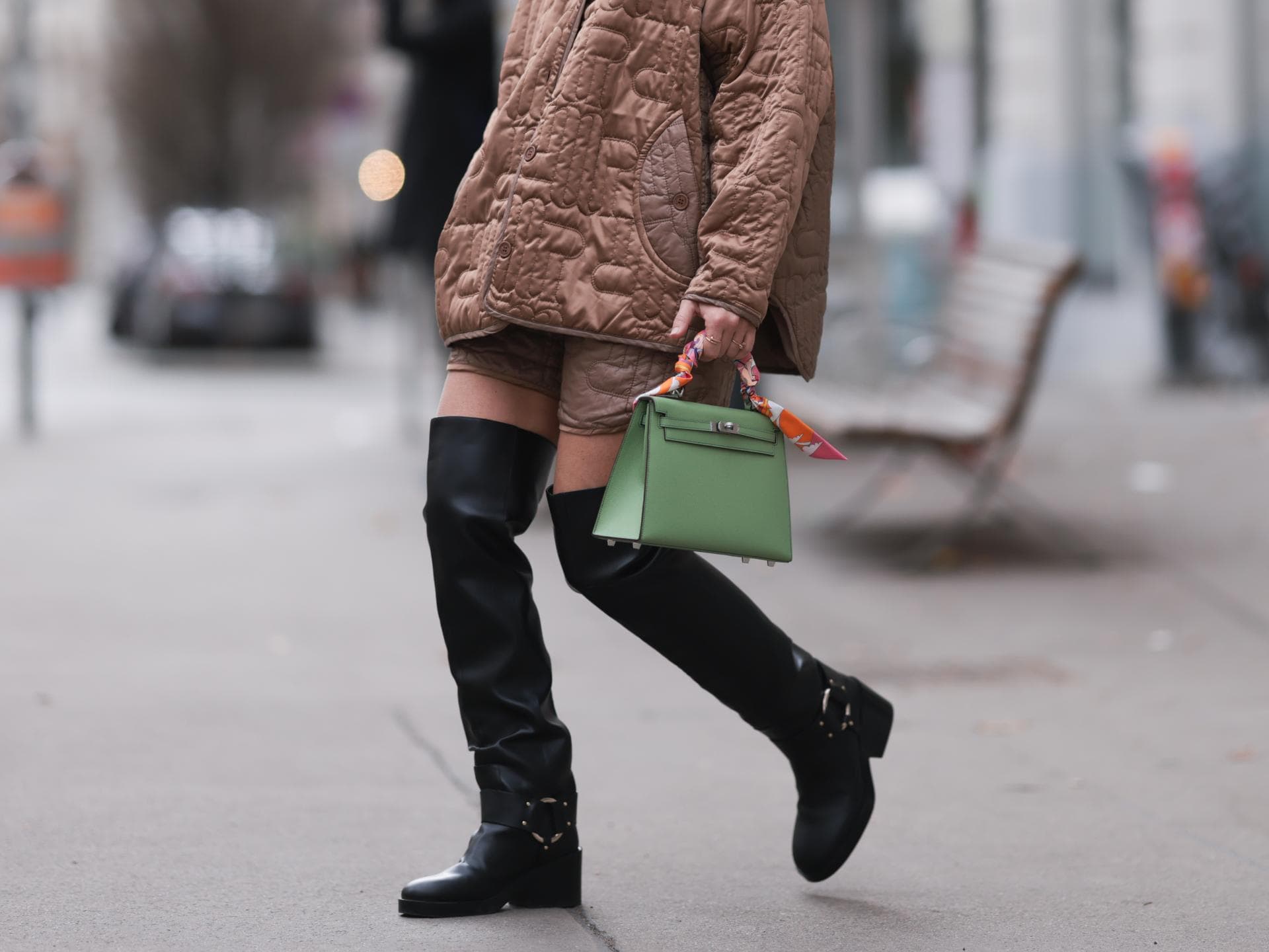 Overknee-Stiefel sind perfekt für dicke Waden geeignet Karin Teigl trägt Overknee-Stiefel im Streetstyle