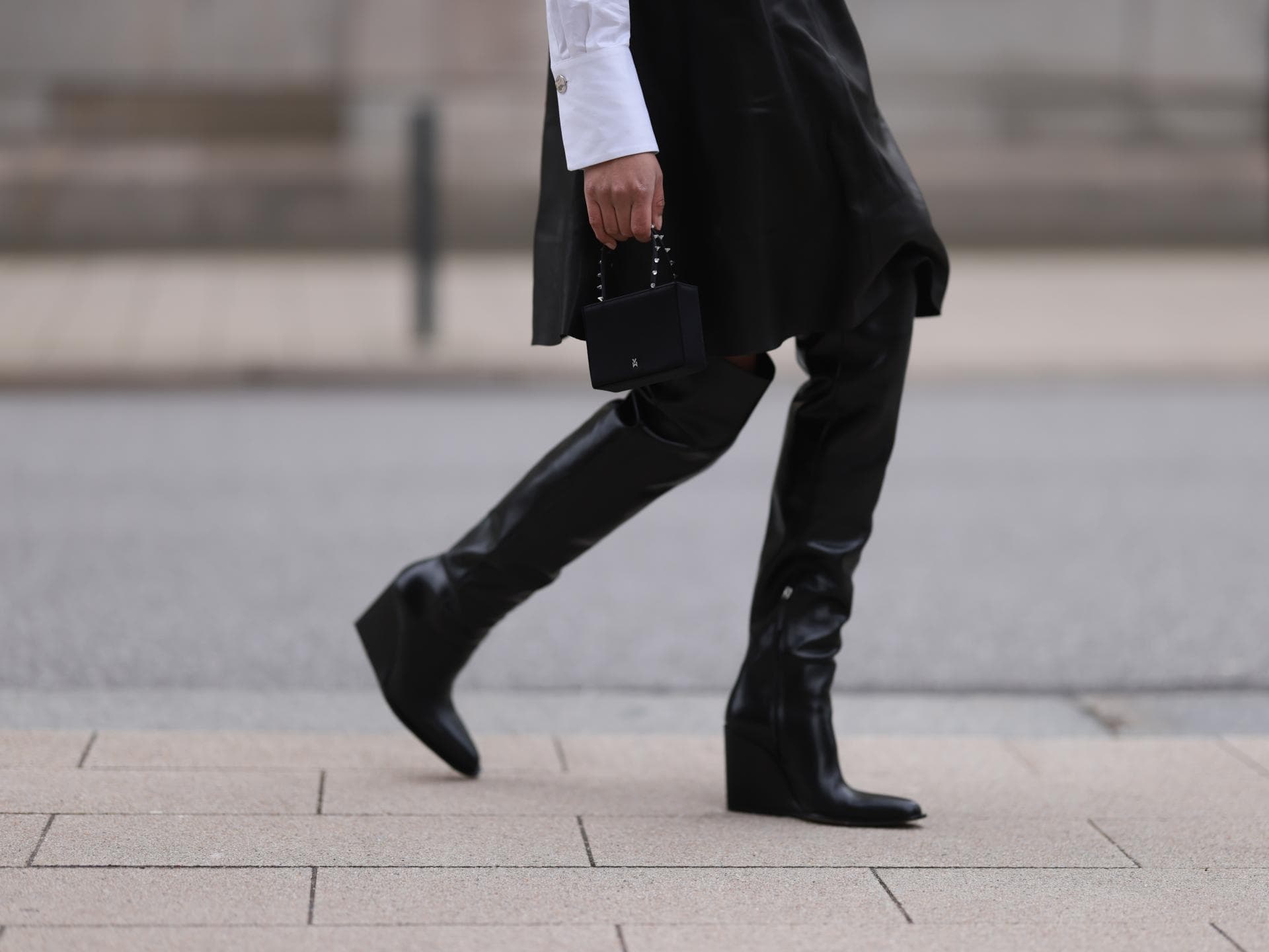 Overknees sind besonders gut für breite Füße geeignet Cherifa Akili trägt Stiefel für breite Füße im Streetstyle
