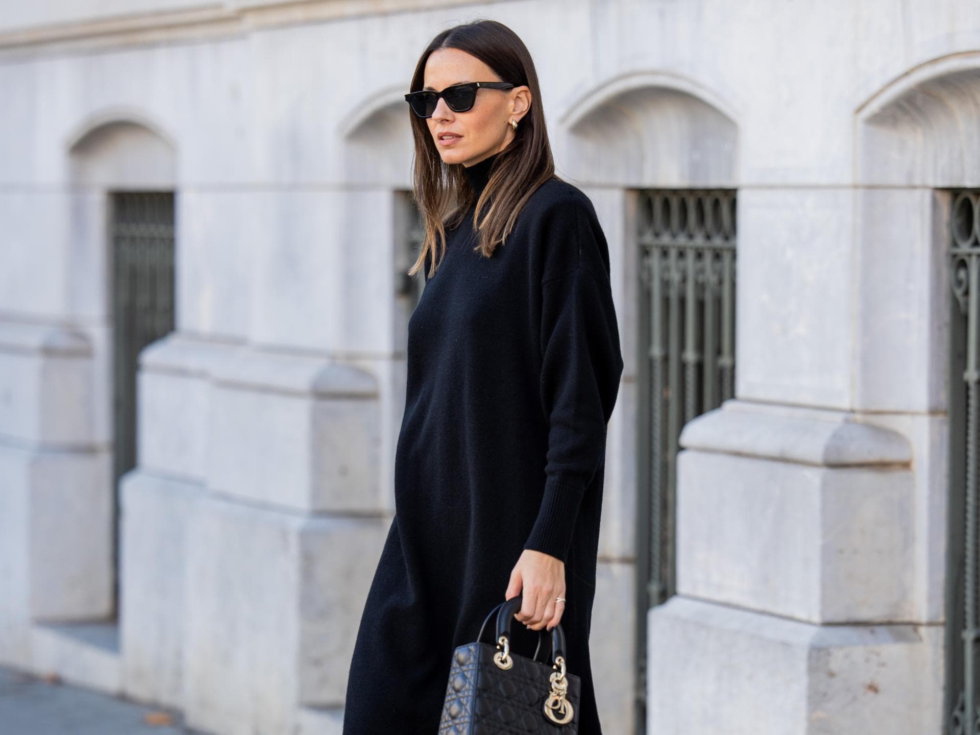 Hohe Schuhe machen das Strickkleid besonders elegant Zina Charkoplia im Streetstyle