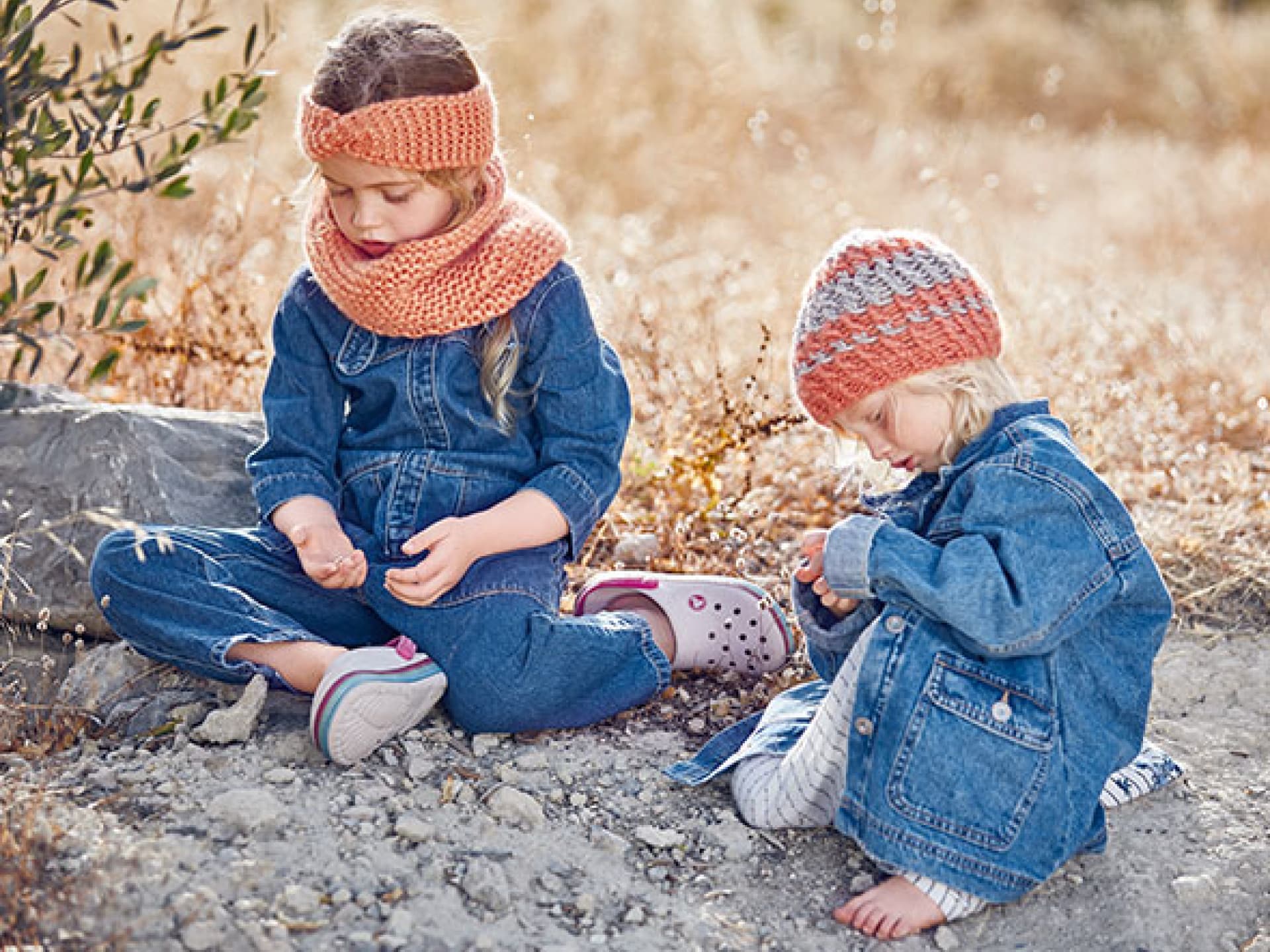 Kinder mit gestrickter Kaschmirmütze und Loopschal von Lana Grossa