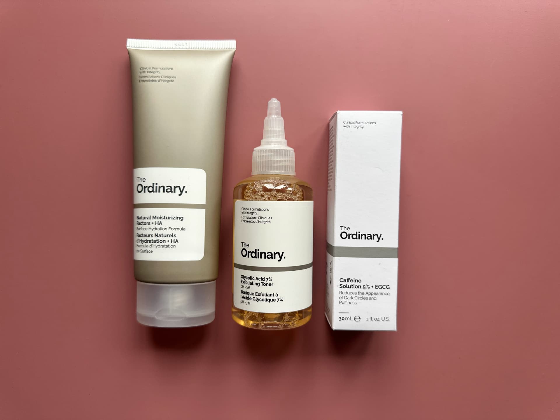 Das Design der Produkte ist auf das Nötigste reduziert Produkte von The Ordinary