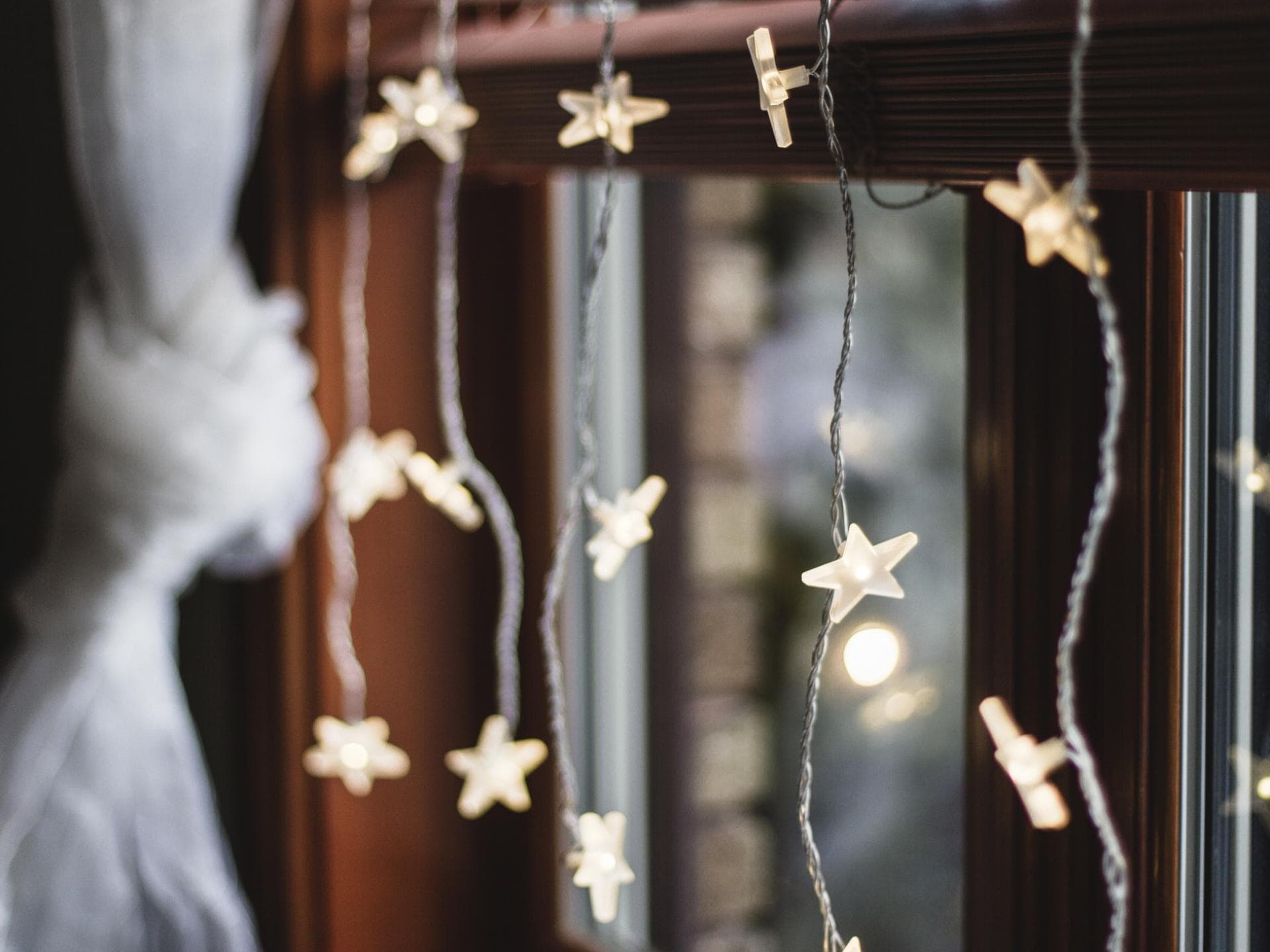 Lichterketten am Fenster 