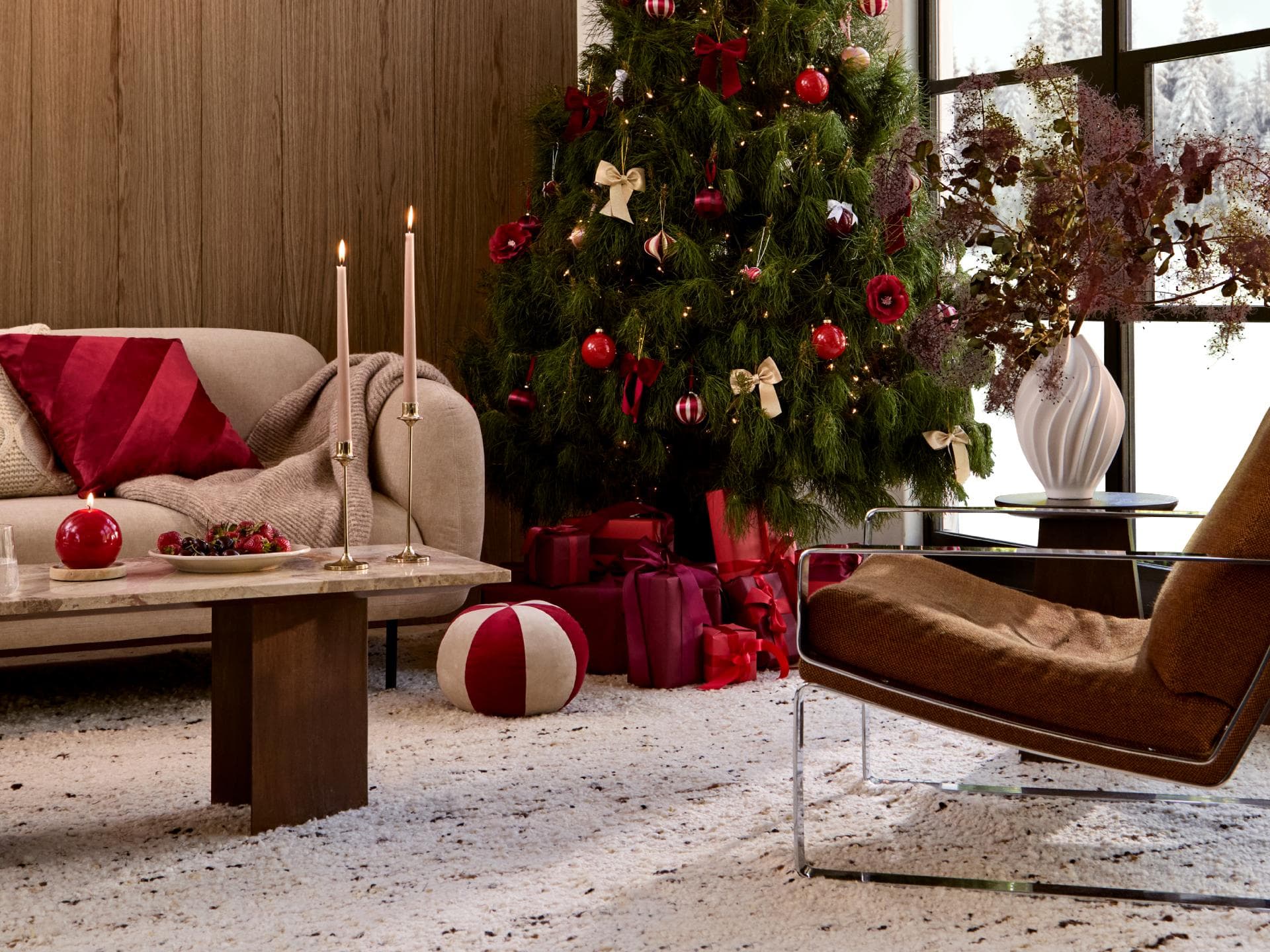 Ein weihnachtlich geschmücktes Wohnzimmer