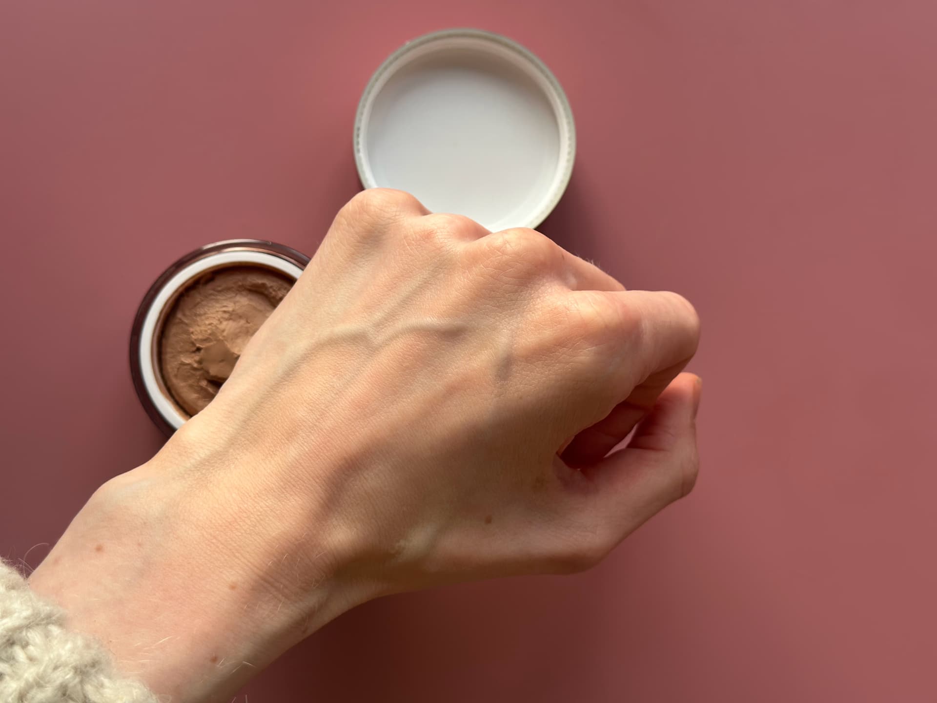 M. Asam Beauty Magic Finish Erfahrungen - Das doch recht dunkle Make-up verschmilzt nach dem Einarbeiten perfekt mit der Haut