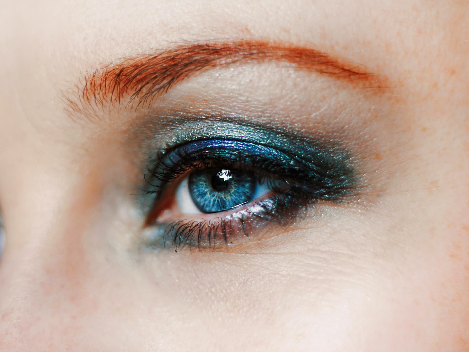Frau mit dem besten Glitzer-Lidschatten auf den Augen
