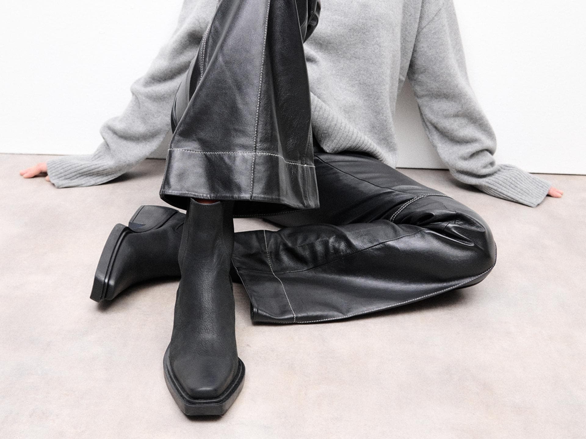 Frau trägt Schuhe von Copenhagen Studios