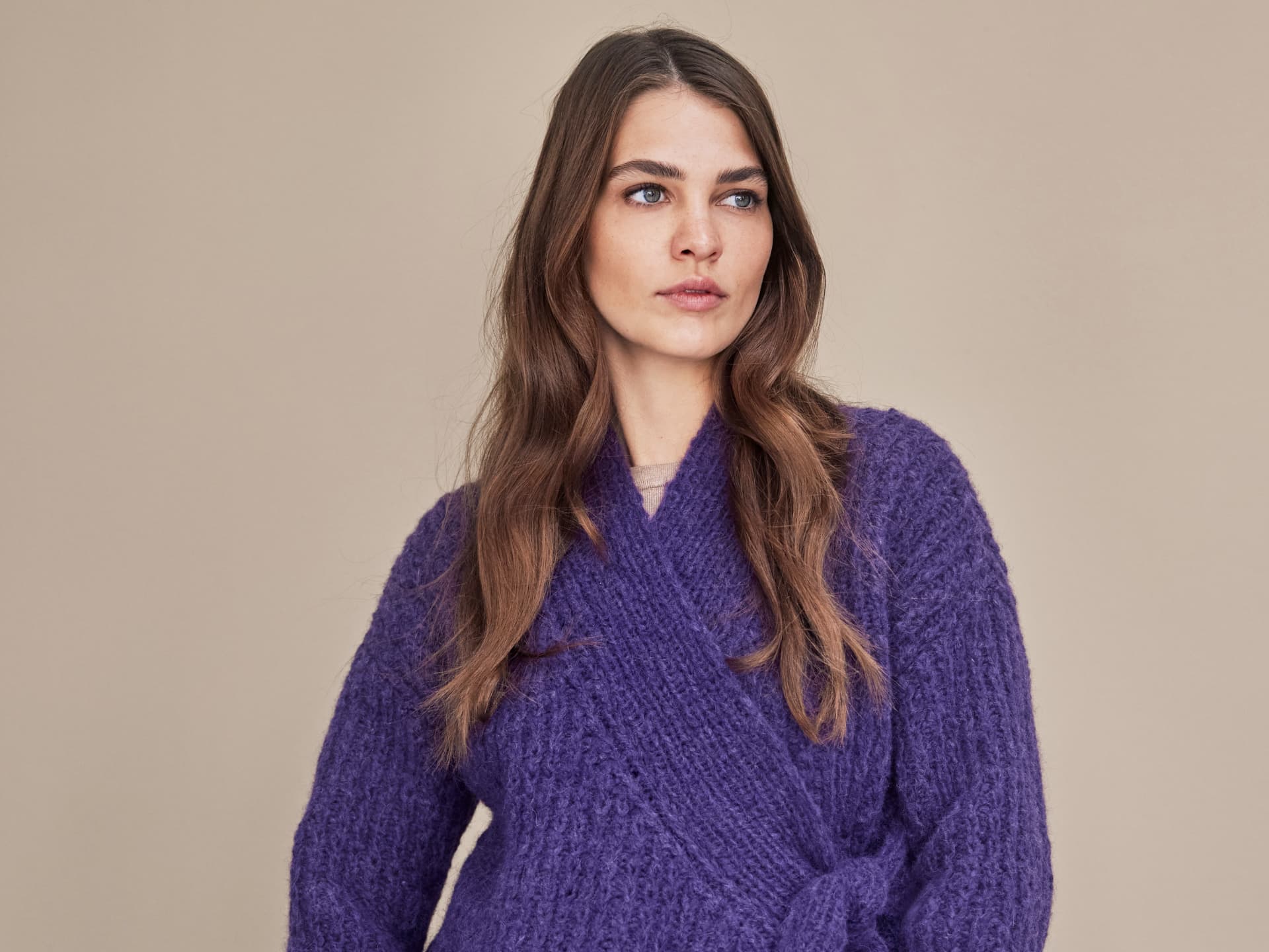 Model in Kuschel-Wickeljacke von Lana Grossa