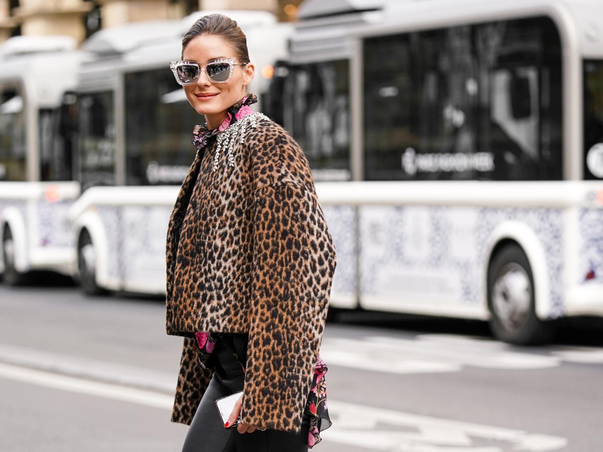 Olivia Palermo trägt Leojacke