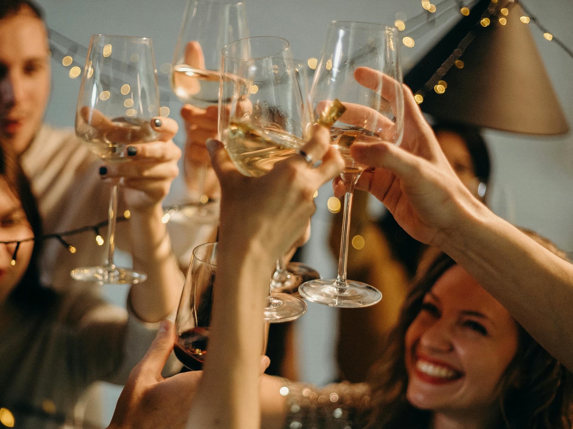 Ich stelle Ihnen die besten Silvester-Spiele vor! Partyrunde spielt Silvester-Spiele