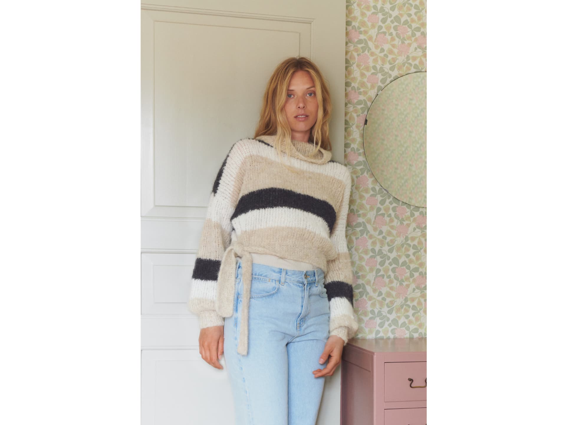 Stricken mit Alpakawolle - Model in gestreiftem Pullover mit Bindebändern