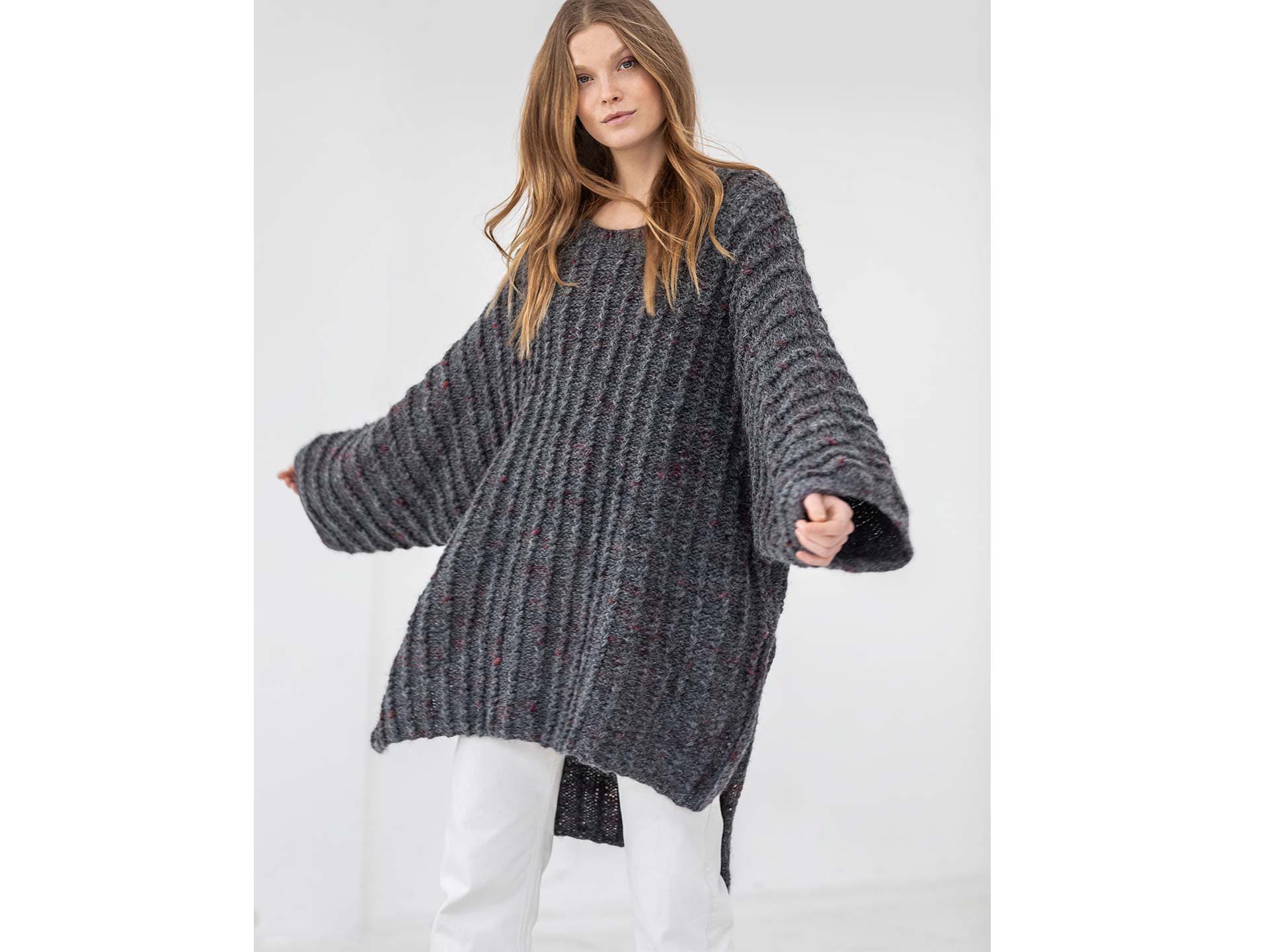 Stricken mit Alpakawolle - Model in XXL-Kimonopullover