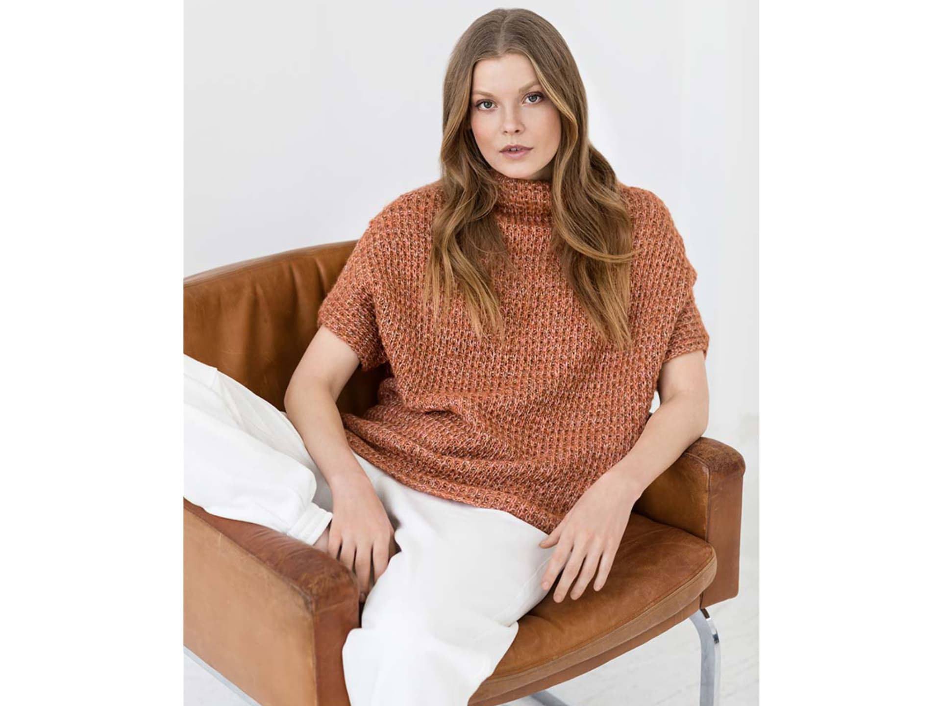 Stricken mit Alpakawolle - Model in Kurzarm-Pullover