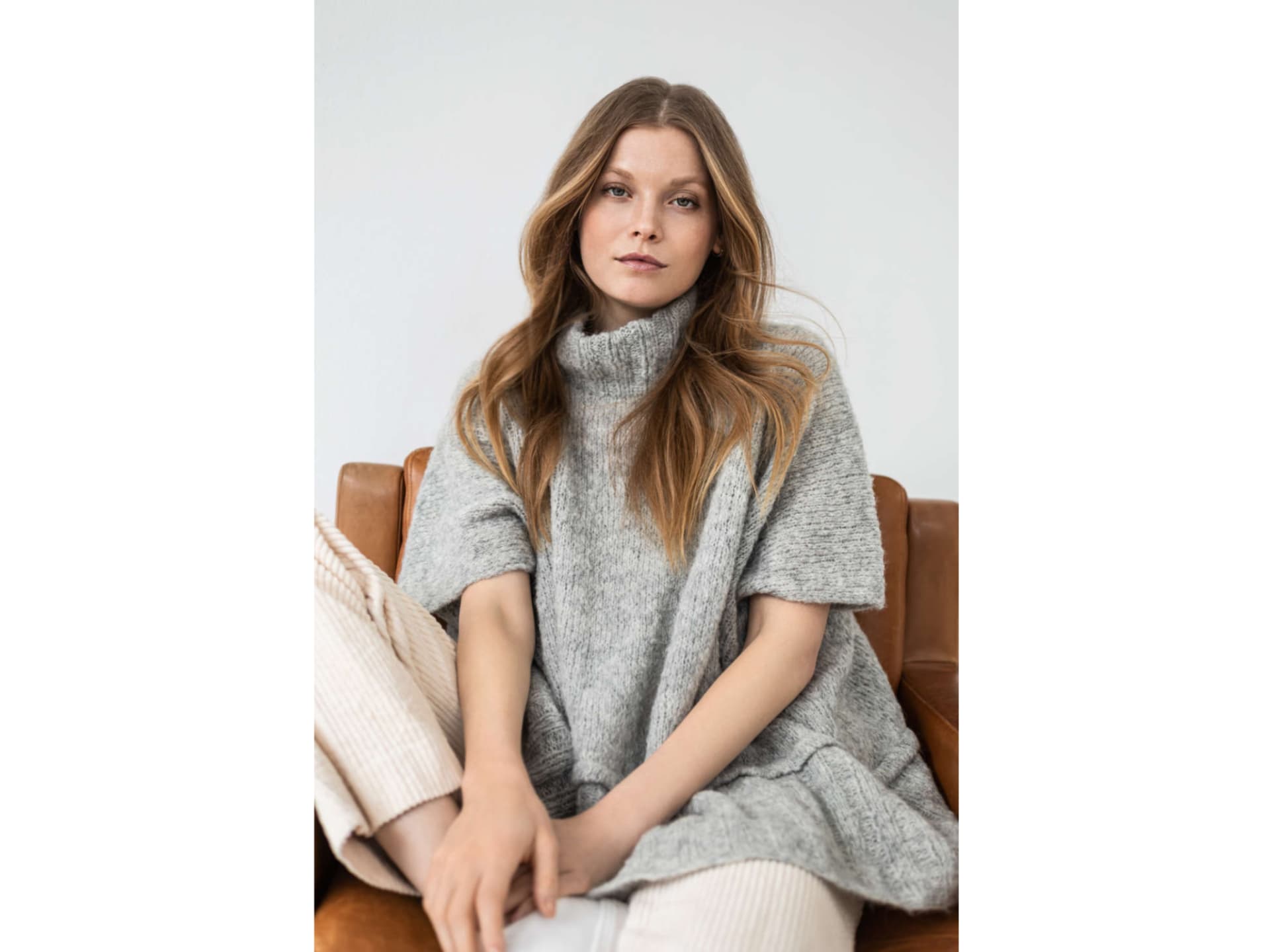 Stricken mit Alpakawolle - Model in Stehkragen-Poncho