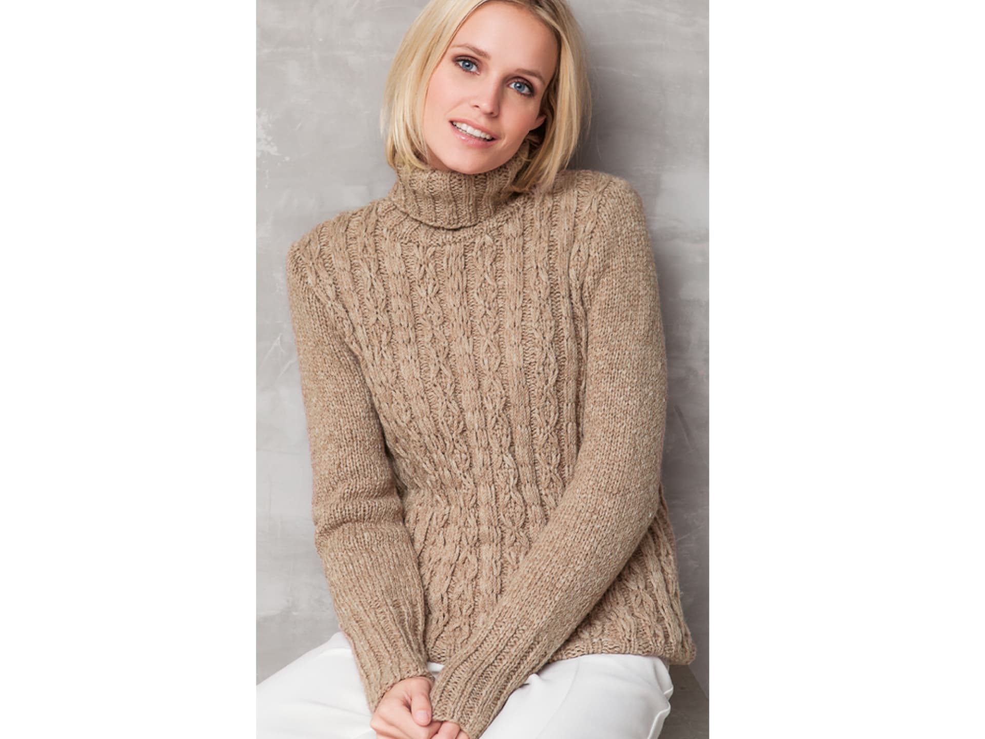 Stricken mit Alpakawolle - Model in Pullover mit Hebemaschenmuster