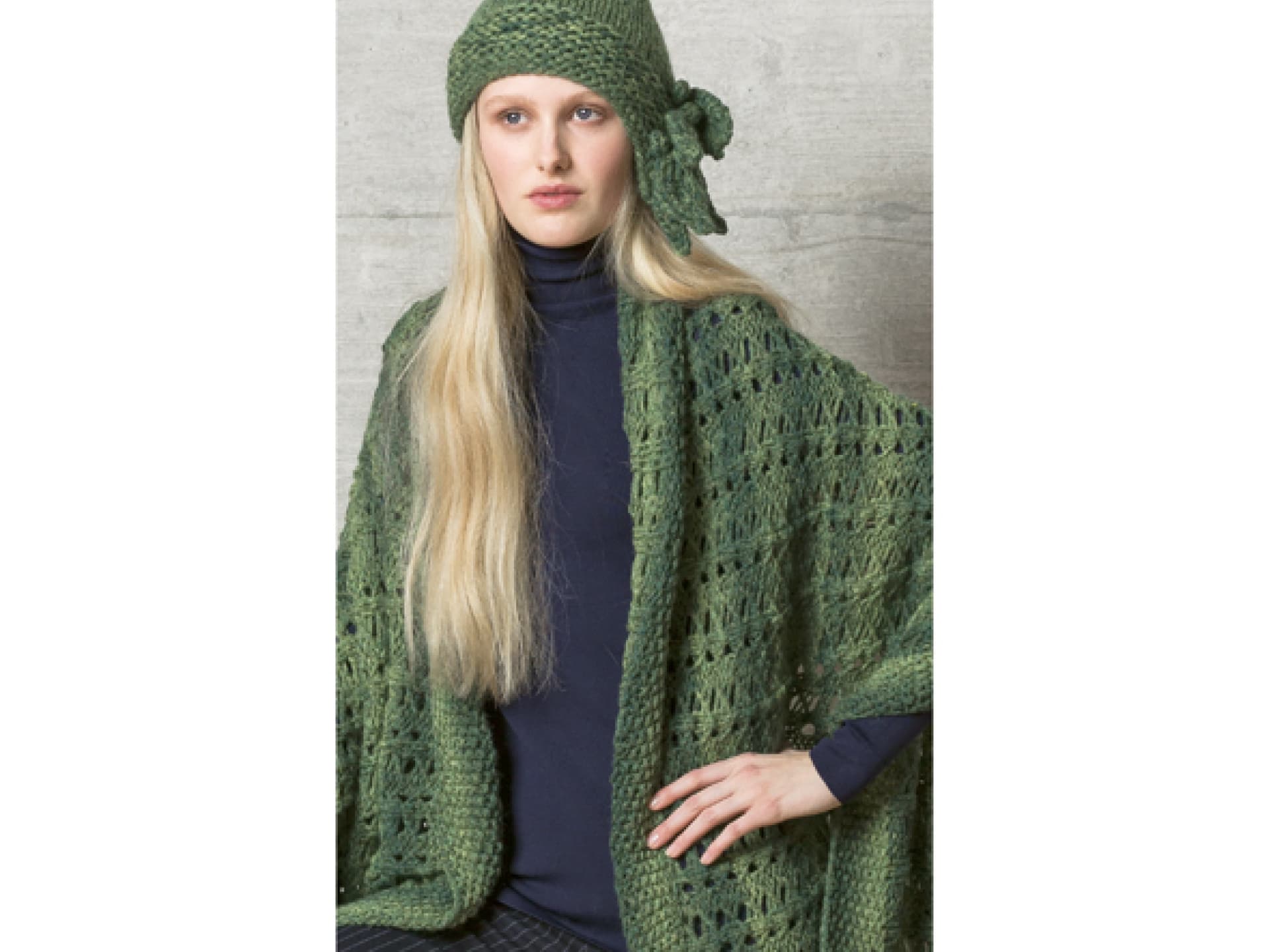 Stricken mit Alpakawolle - Model mit grünem Schultertuch