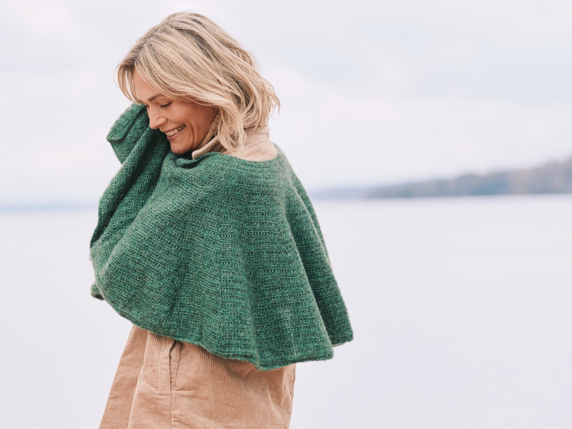 Stricken mit Alpakawolle - Model mit grünem Stola-Tuch