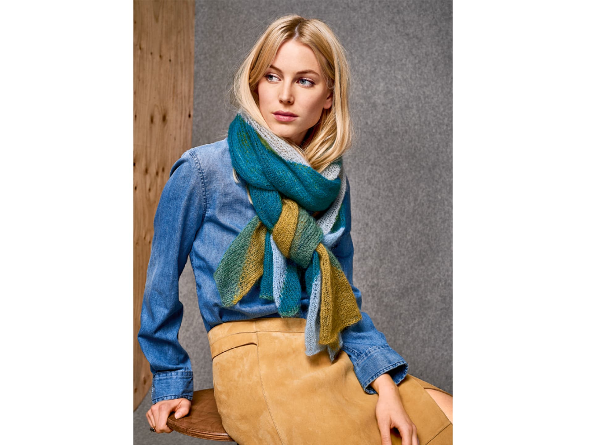 Stricken mit Mohair - Model mit Schal mit Farbverlauf