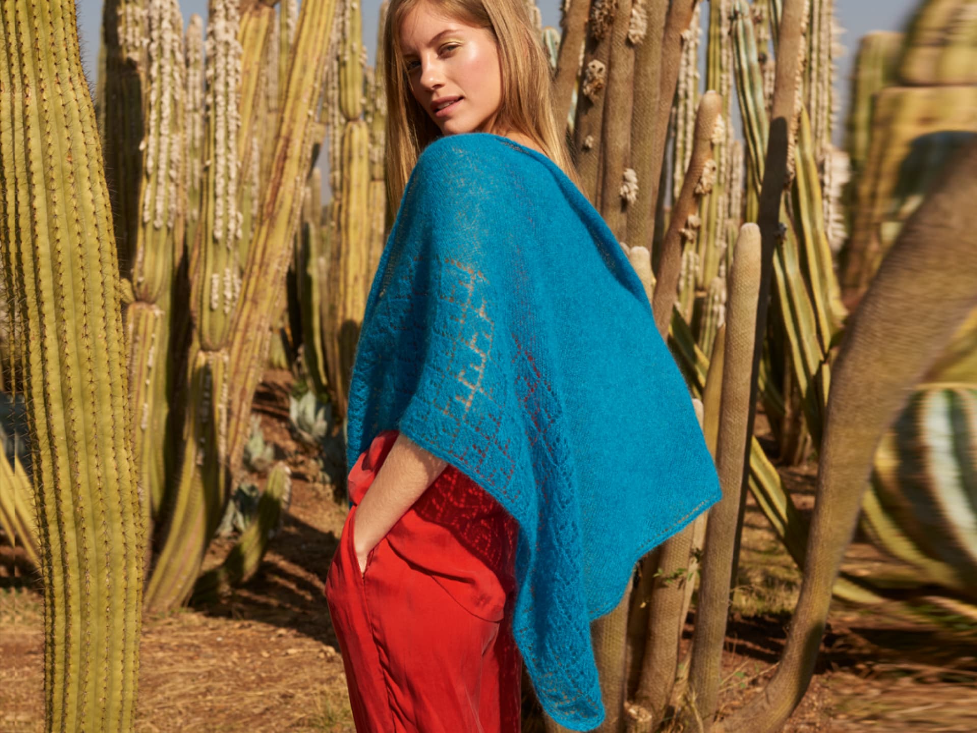 Stricken mit Mohair - Model mit petrolfarbenem Dreieckstuch