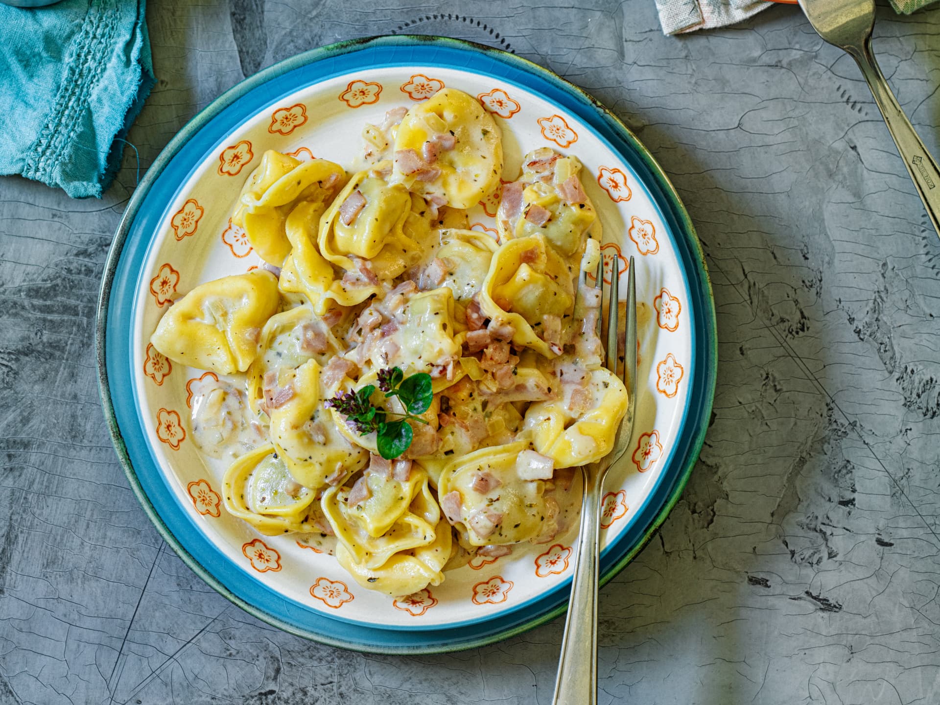 Tortellini mit Schinken-Sahnesoße
