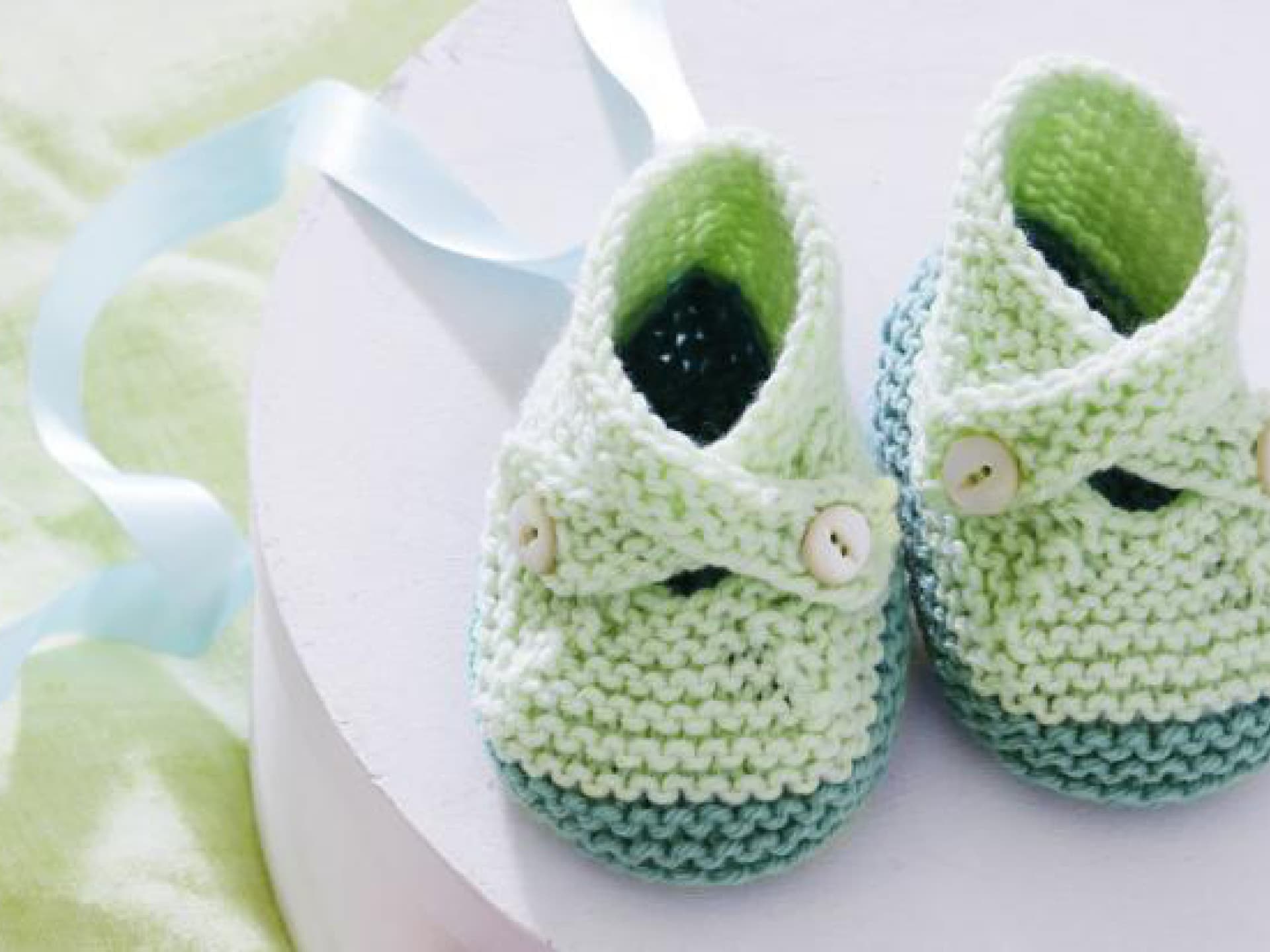 Wollreste verwerten - gestrickte Babyschuhe