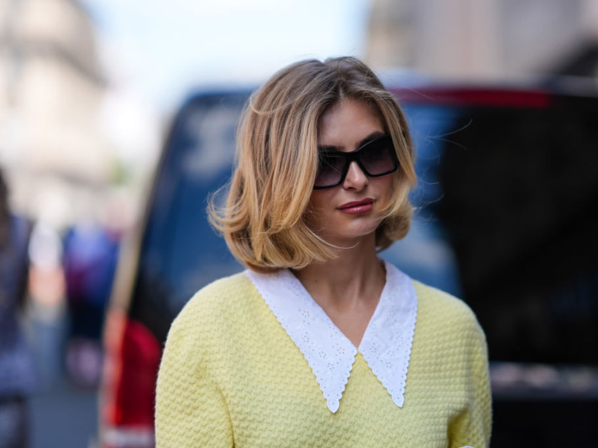 Xenia Adonts mit gestuftem Bob mit Curtain Bangs Bob-Frisuren gestuft ab 50 mit Brille - Xenia Adonts mit gestuftem Bob mit Curtain Bangs