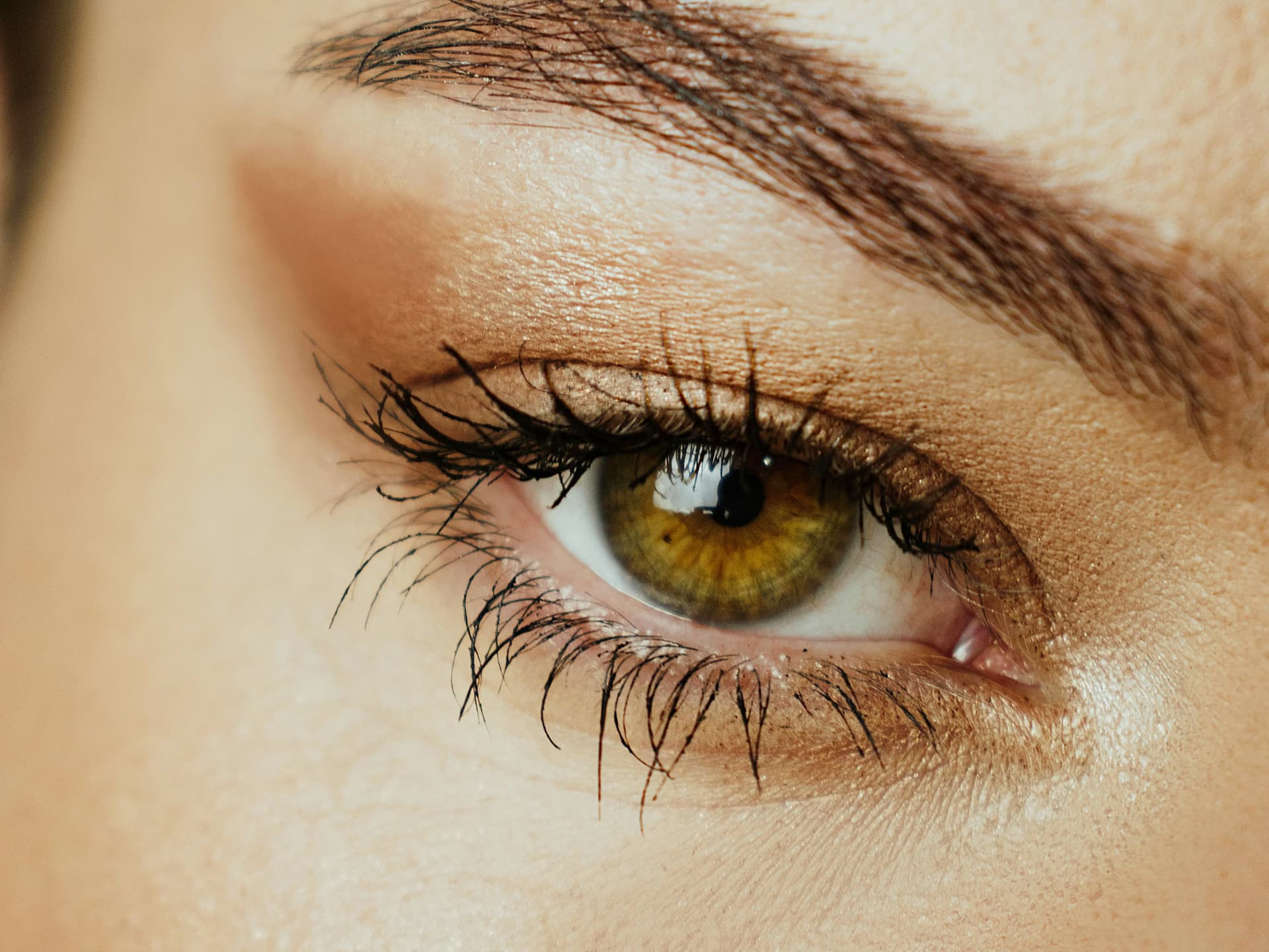 Geschminktes Auge mit Inner Eye Corner Highlights