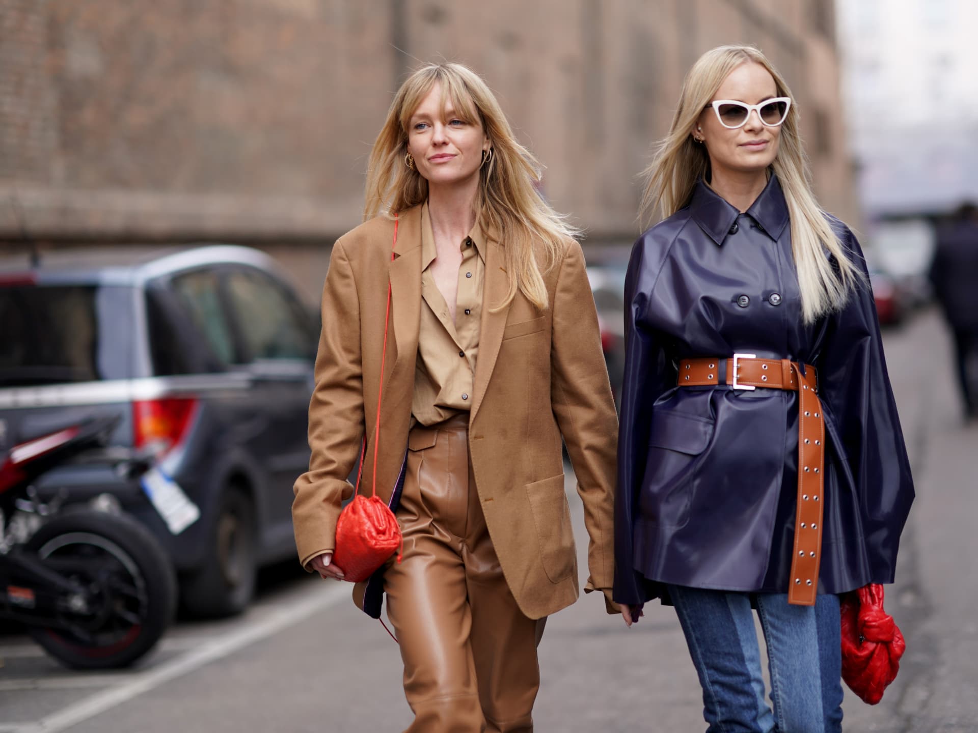 Blazer und Lederjacken zählen 2025 zu den größten Jacken-Trends 2025 Jeanette Madsen und Thora Valdimars in den Jacken-Trends 2025