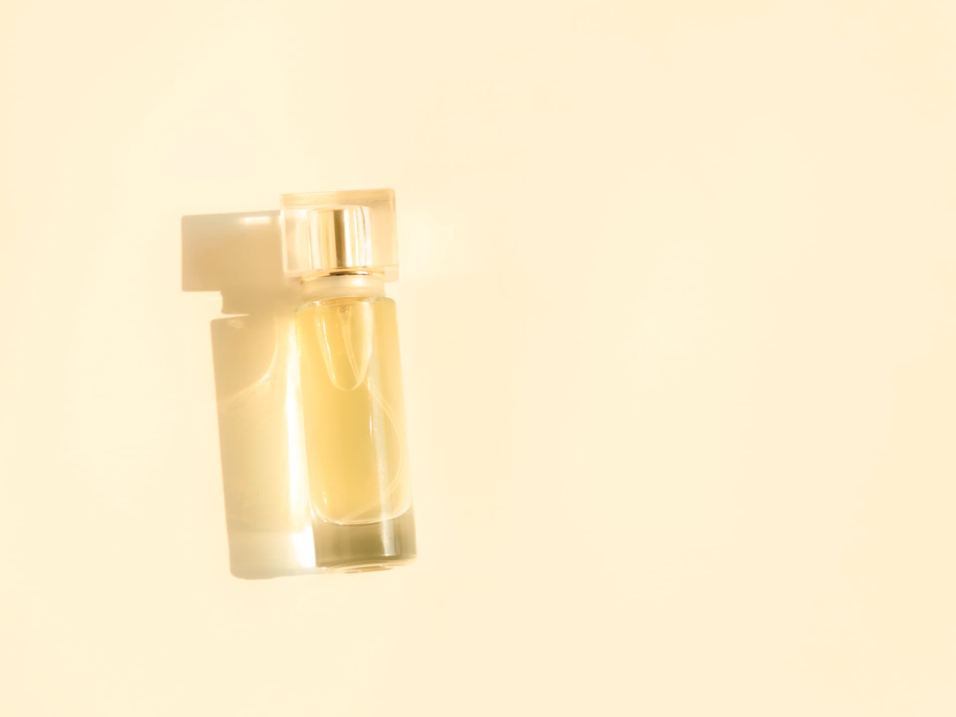 Parfum für unterwegs abfüllen ist praktisch und geht ganz einfach Für unterwegs abgefülltes Parfum