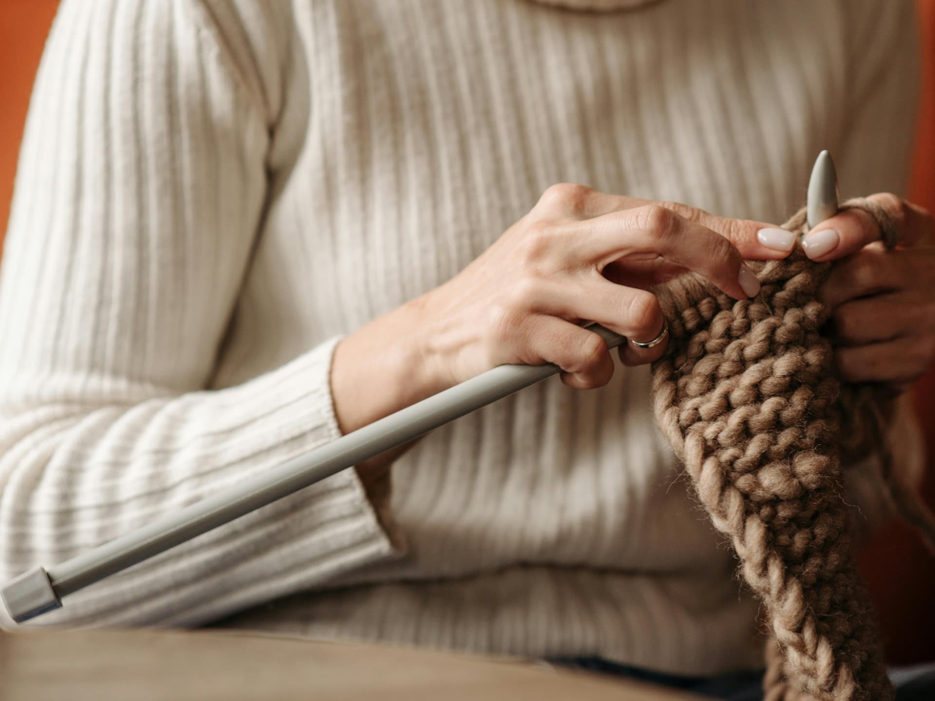 Frau macht Fehler beim Stricken