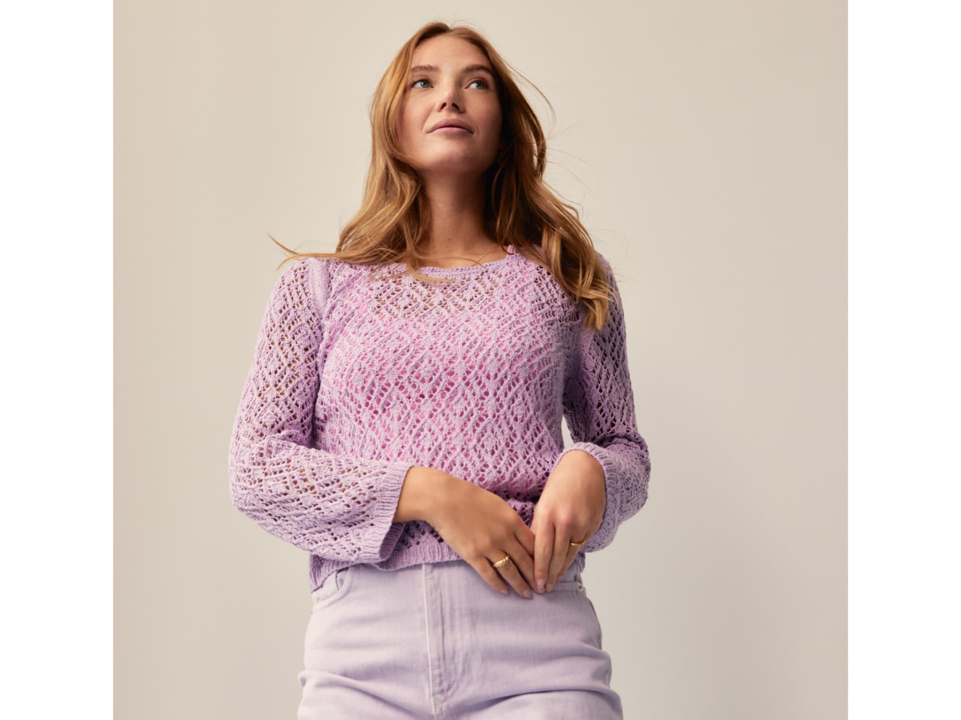 Stricken für den Frühling - Model in Ajourmuster-Pullover von Lana Grossa