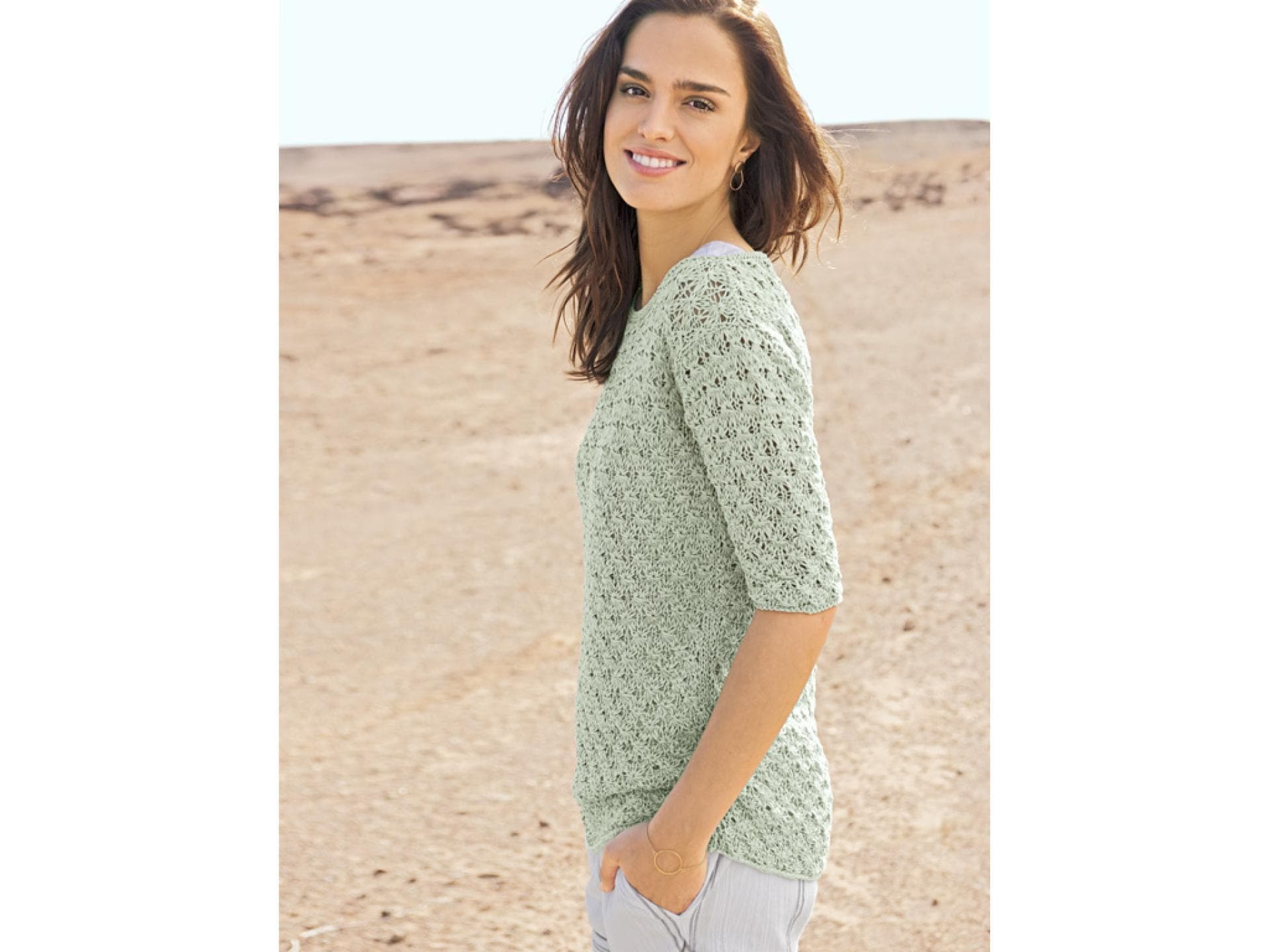 Stricken für den Frühling - Model in hellgrünem Strick-Shirt von Lana Grossa