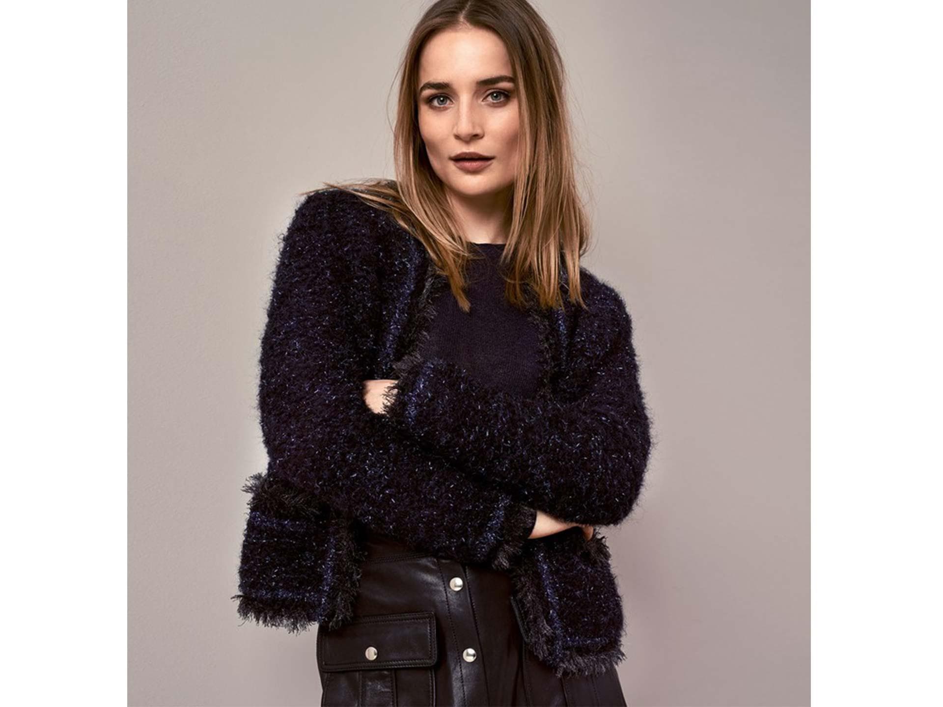 Stricken für den Frühling - Model in Bouclé-Jacke von Rico Design
